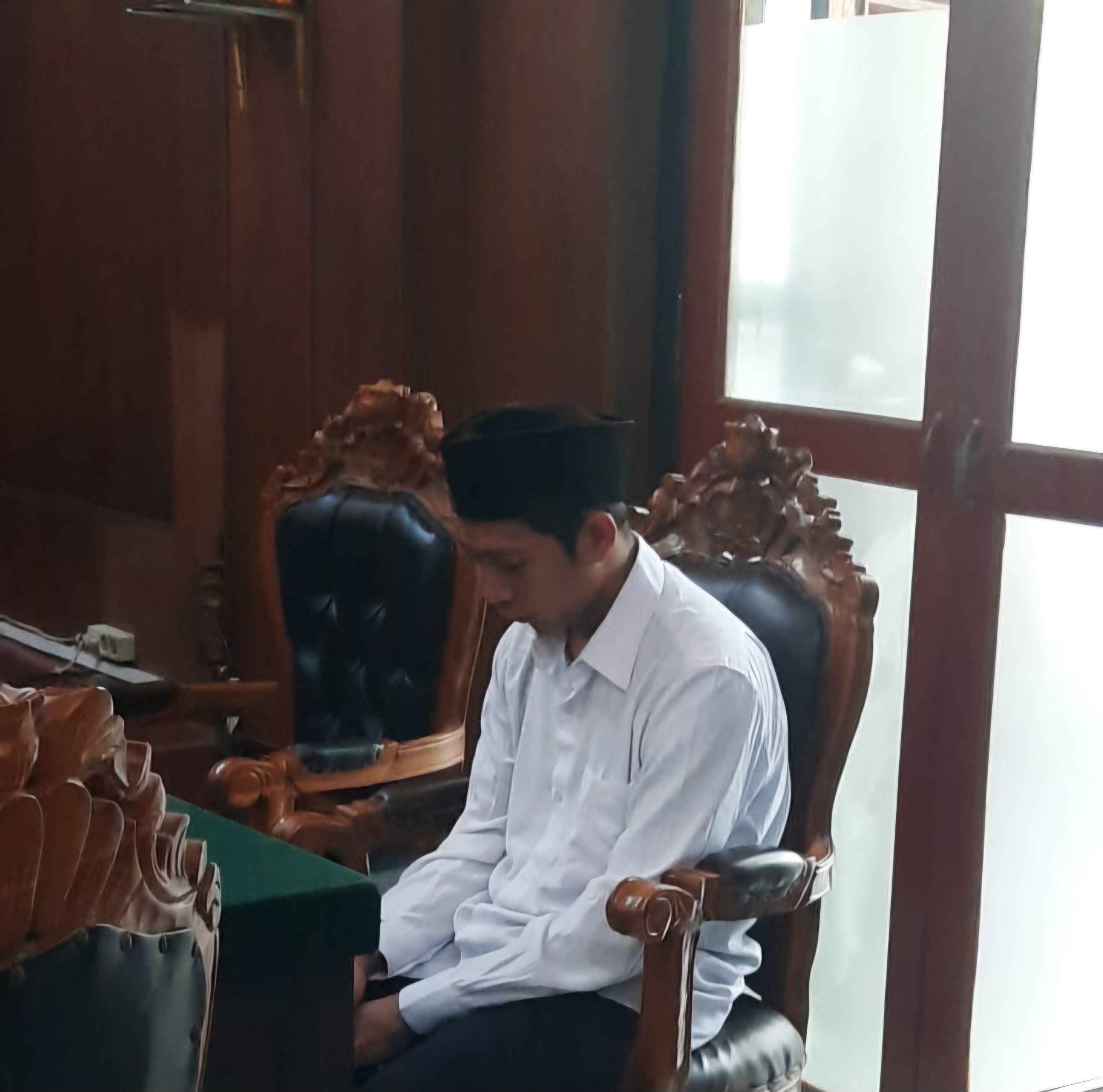 TERTUNDUK: Penjaga Toko Madura didakwa pasal pembunuhan usai membacok korbannya hingga meninggal dunia di Jalan Kedinding Lor, Surabaya. (SURYANTO/RADAR SURABAYA)