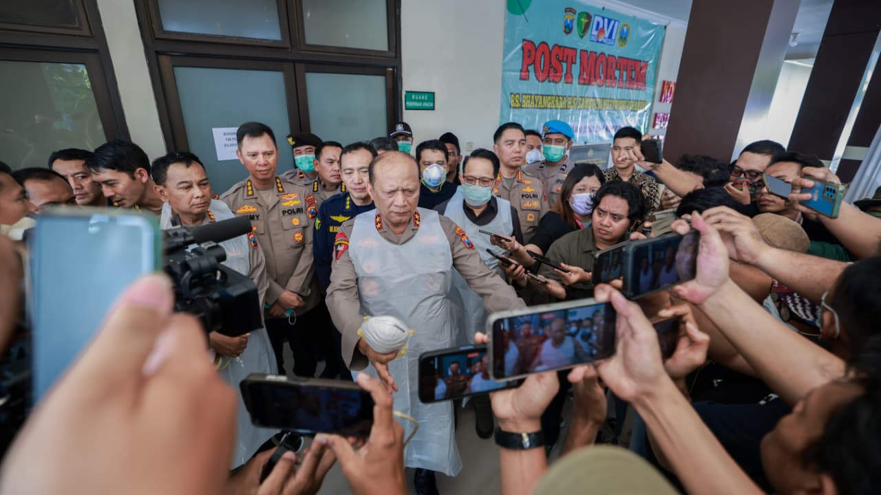 PASTIKAN: Kepala Polda Jatim Irjen Pol Nanang Avianto, memberikan keterangan terkait jenazah korban musala runtuh di Ponpes Al Khoziny Sidoarjo.(MAHRUS/RADAR SURABAYA)