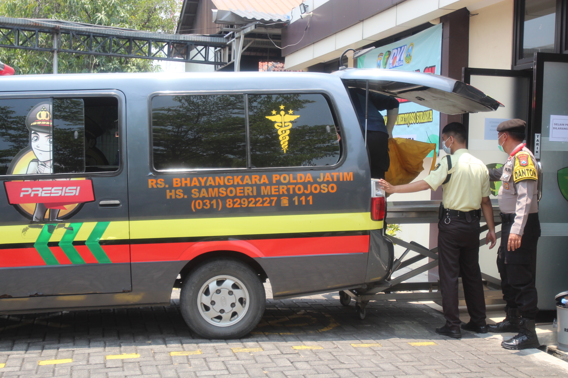 EVAKUASI: Petugas saat membawa jenazah korban musala ambruk di Ponpes Al Khoziny, Buduran, Sidoarjo, masuk RS Bhayangkara Surabaya. (MUNIR/RADAR SURABAYA)