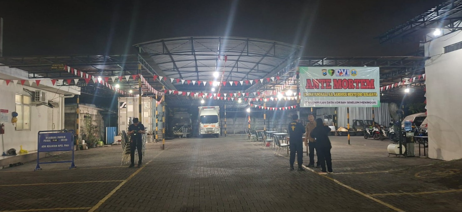 TERPUSAT: Korban ambruknya Musala Ponpes Al Khoziny Sidoarjo akan dipusatkan di RS Bhayangkara Surabaya.(M MAHRUS/RADAR SURABAYA)