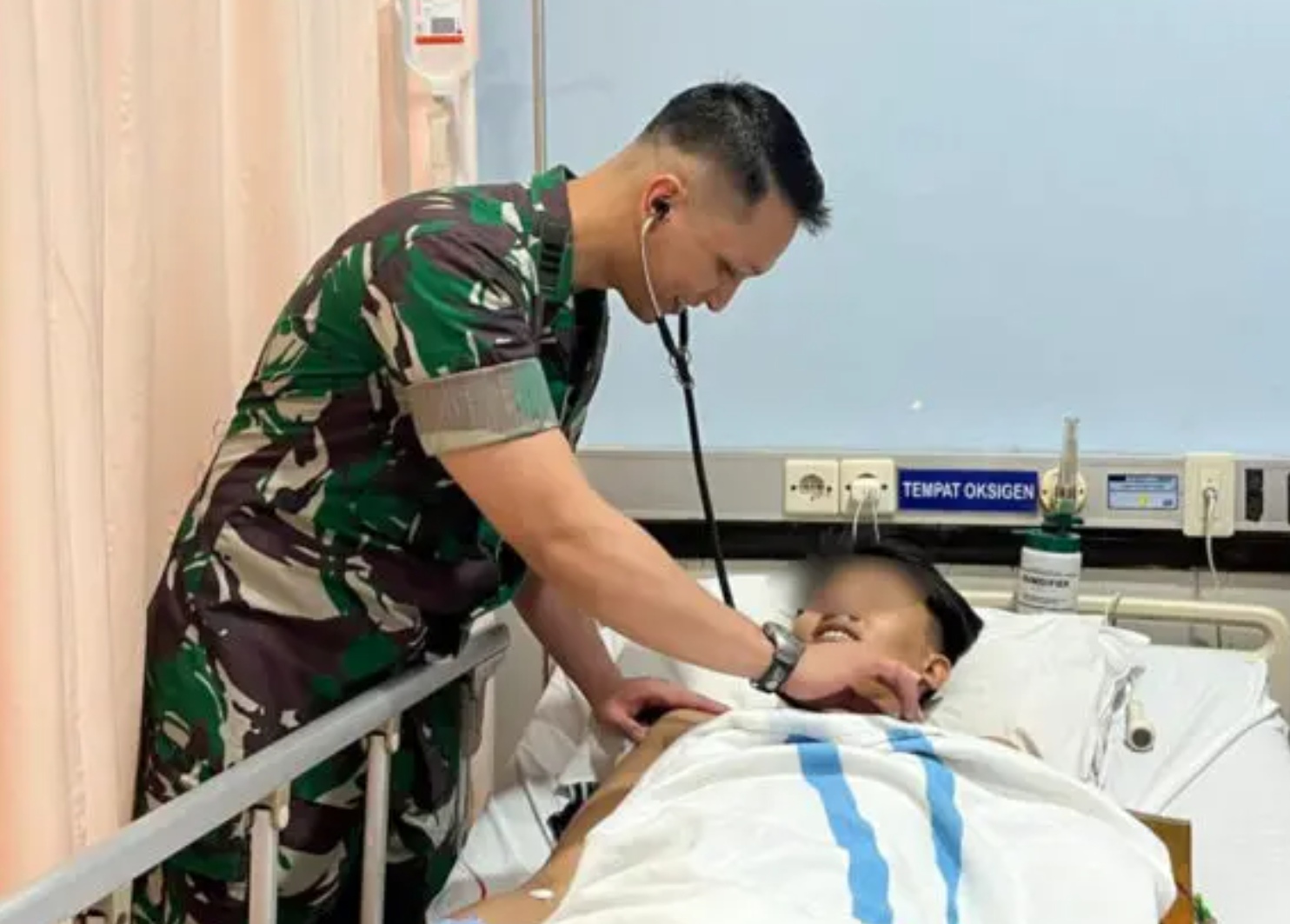 dr. Aaron Franklyn saat memeriksa santri korban ambruknya musala  Popes Al Khoziny RSUD R.T. Notopuro Sidoarjo.