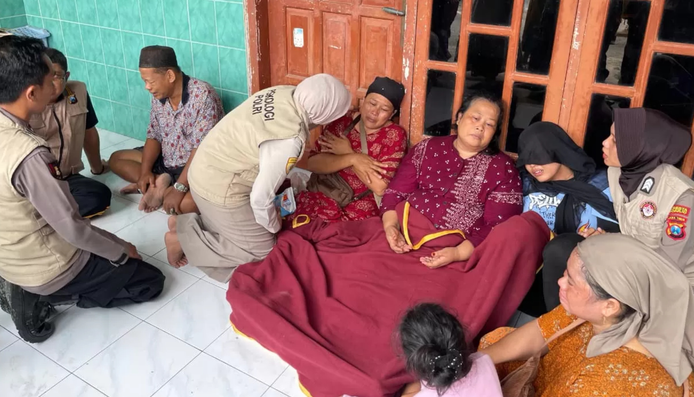 MENANTI KEPASTIAN: Wali santri yang belum ditemukan cemas menunggu kabar hasil evakuasi korban di Ponpes Al Khoziny Buduran Sidoarjo.