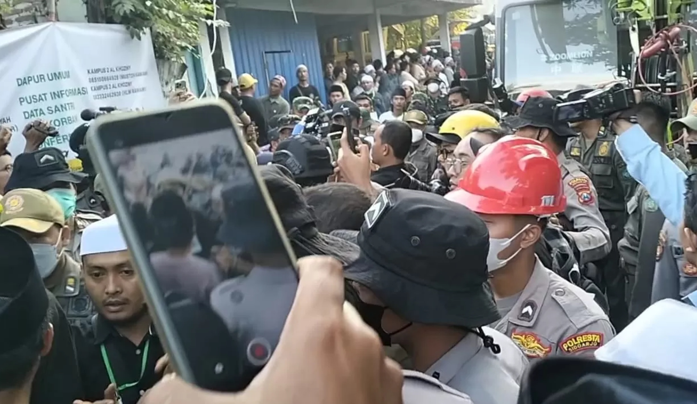 Puluhan wali santri menggeruduk Ponpes Al-Khoziny ingin membantu evakuasi.