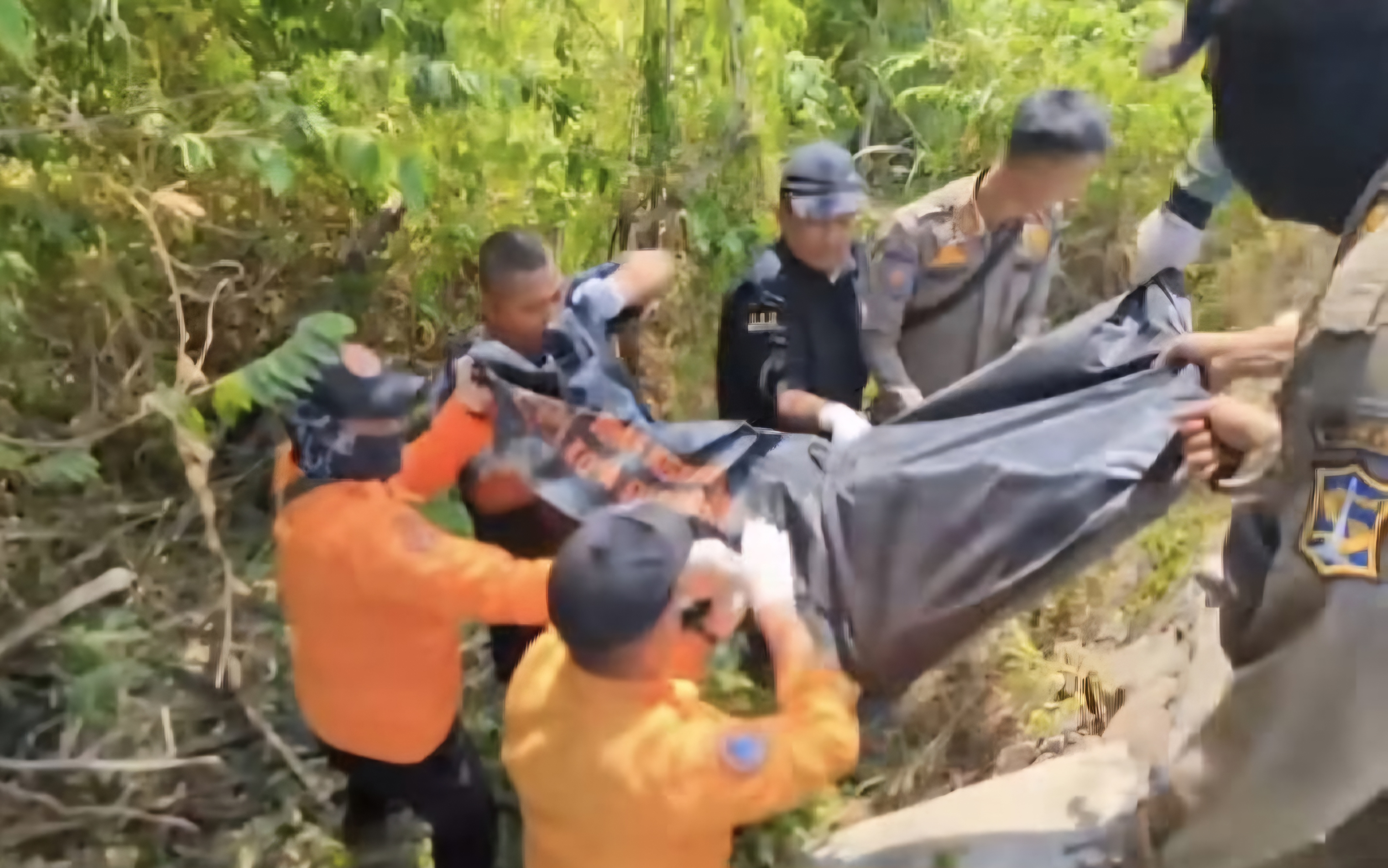 EVAKUASI : Petugas gabungan mengevakuasi mayat Misnali untuk dibawa ke RS BDH Surabaya. Korban meninggal dunia tertabrak KA di Sememi Kidul, Surabaya.(IST/RADAR SURABAYA)