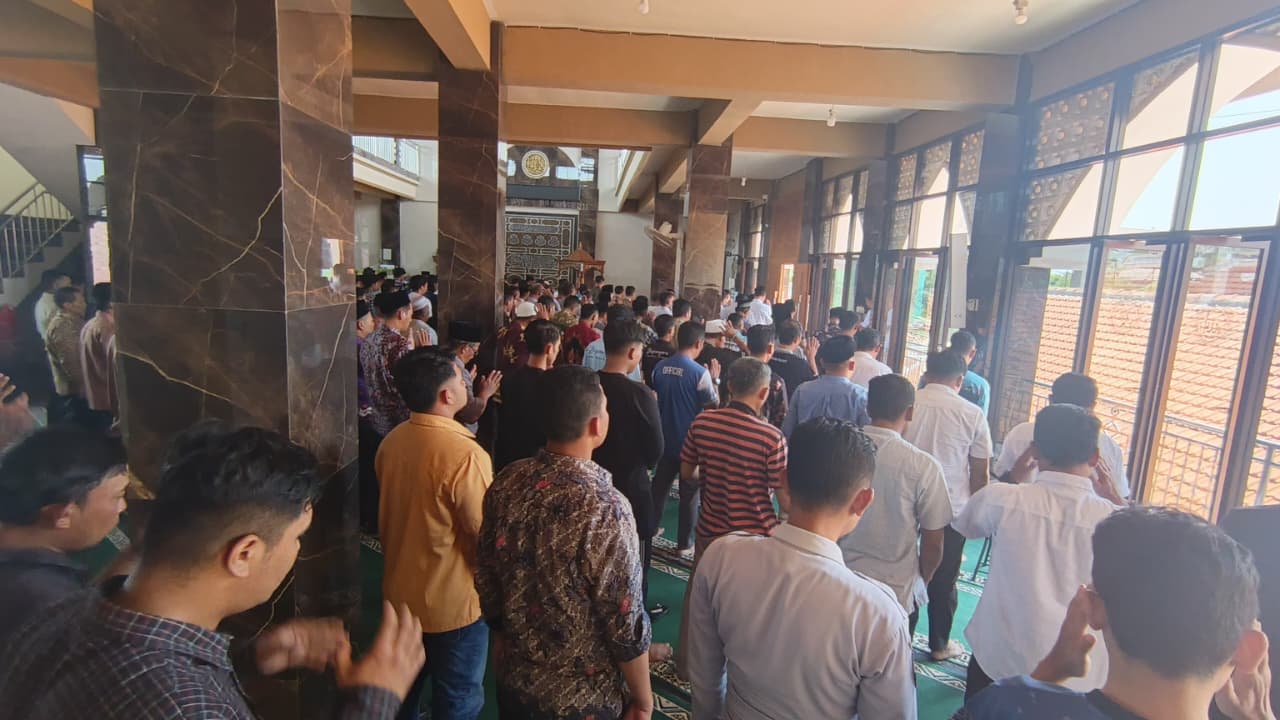 Jamaah Bojonegoro gelar shalat ghaib.