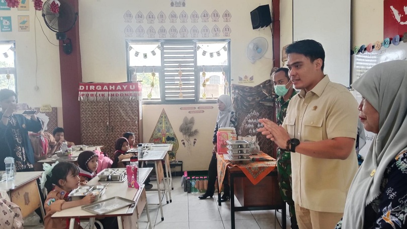 SIAP: Anggota Komisi E DPRD Jatim Cahyo Harjo Prakoso saat meninjau pelaksanaan MBG di SDN Kali Rungkut I Surabaya.