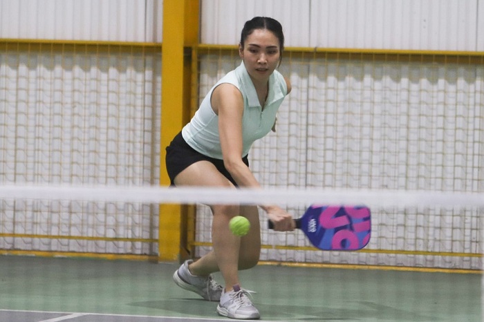 PICKLE BALL: Melisa bermain pickleball bersama rekan-rekannya di lapangan Uno Pickle Verwood, Surabaya, Jumat (3/10). Saat ini tren olahraga pickle ball mulai marak, karena juga bisa jadi gaya hidup.
