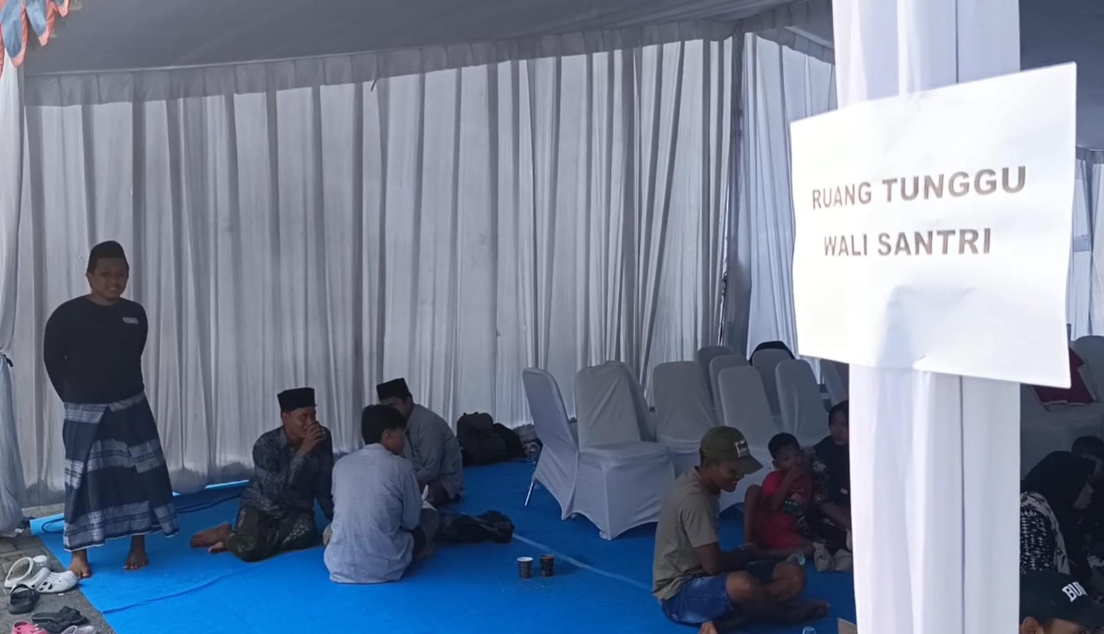BERHARAP: Keluarga korban tragedi musala ambruk di Ponpes Al Khoziny, Buduran, Sidoarjo, berada di posko crisis center RS Bhayangkara Surabaya. (IST/RADAR SURABAYA)