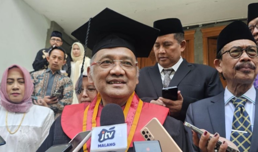 Menteri Haji dan Umrah Mochamad Irfan Yusuf atau yang akrab disapa Gus Irfan memberikan keterangan usai prosesi wisuda di Universitas Islam Negeri (UIN) Maulana Malik Ibrahim, di Kota Malang.