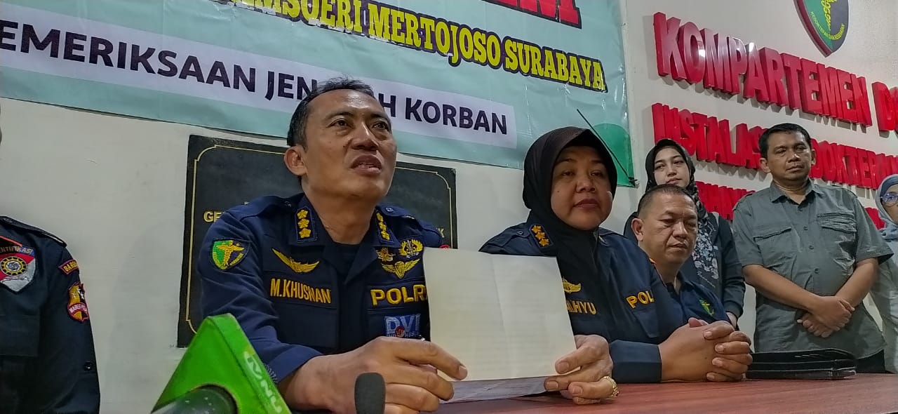TERIDENTIFIKASI: Kabiddokes Polda Jatim Kombes Pol M Khusnan Marzuki bersama Tim DVI memberikan keterangan pada awak media di depan kamar mayat RS Bhayangkara Surabaya, Sabtu (4/10) malam.