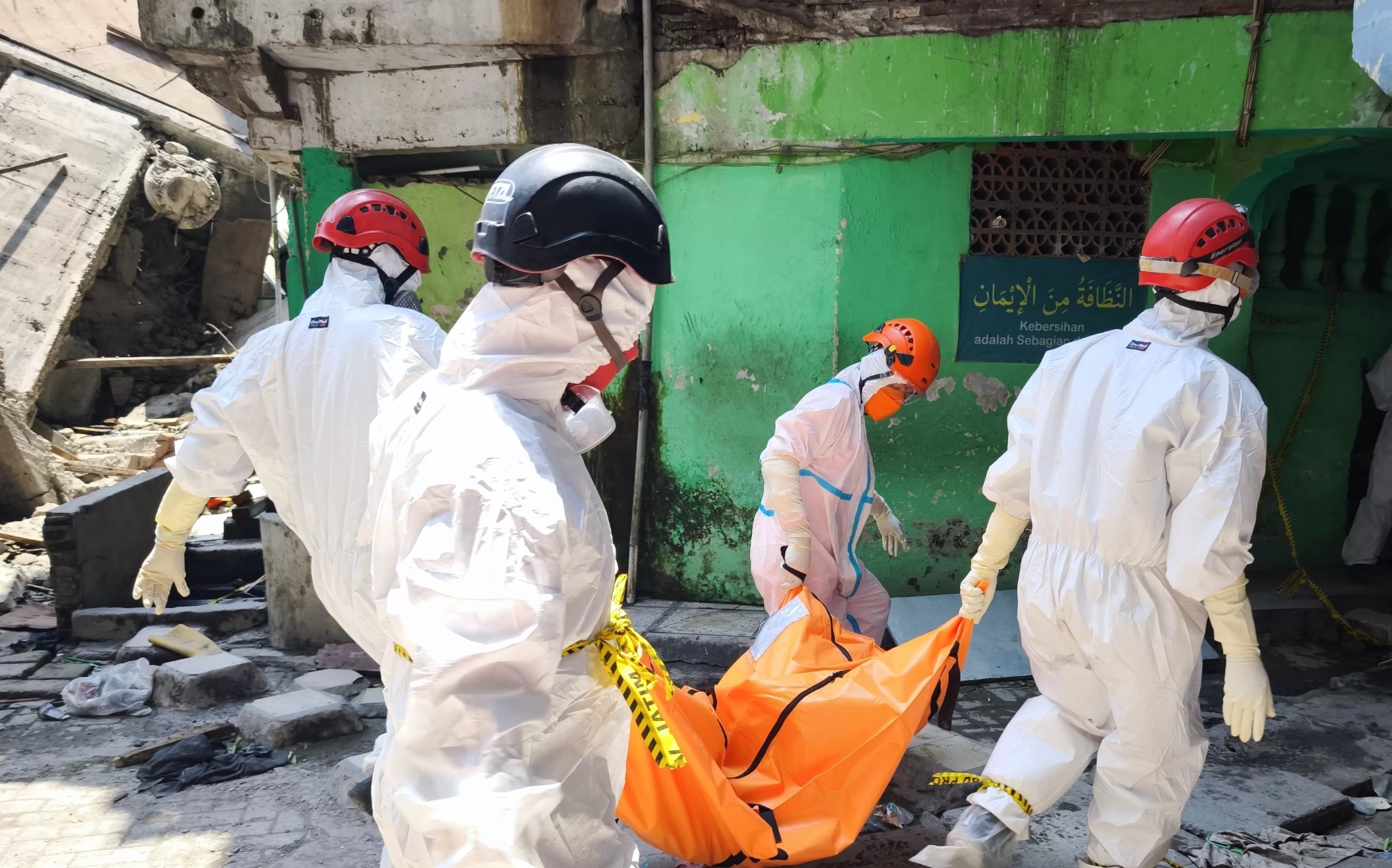 KEMBALI DITEMUKAN: Tim gabungan mengevakuasi jenazah santri Ponpes Al-Khoziny Sidoarjo menuju ambulans.