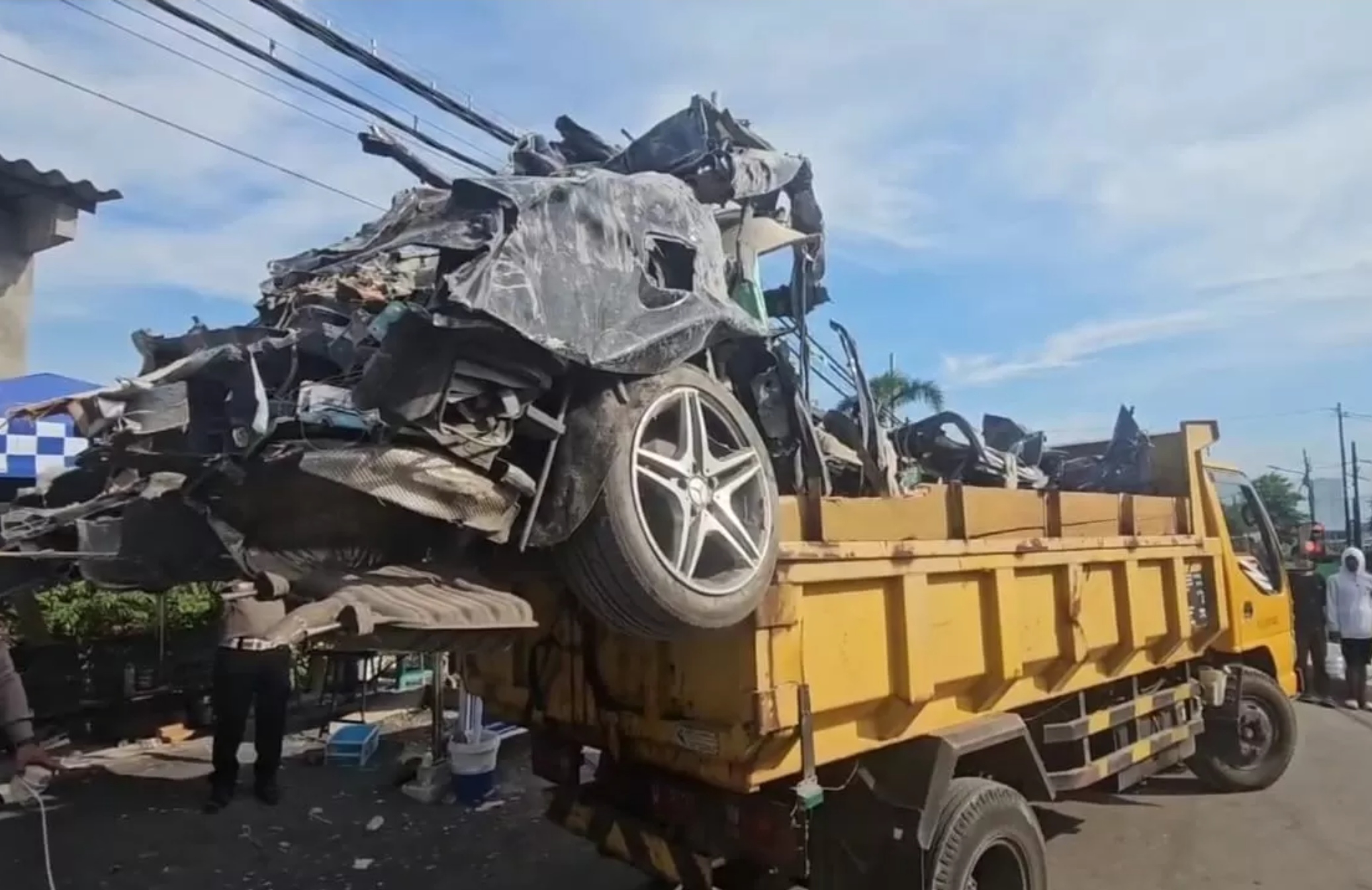 Mobil Mercedes Benz yang ringsek ditemukan di antara reruntuhan bangunan Ponpes Al-Khoziny Sidoarjo , Sabtu (4/10).