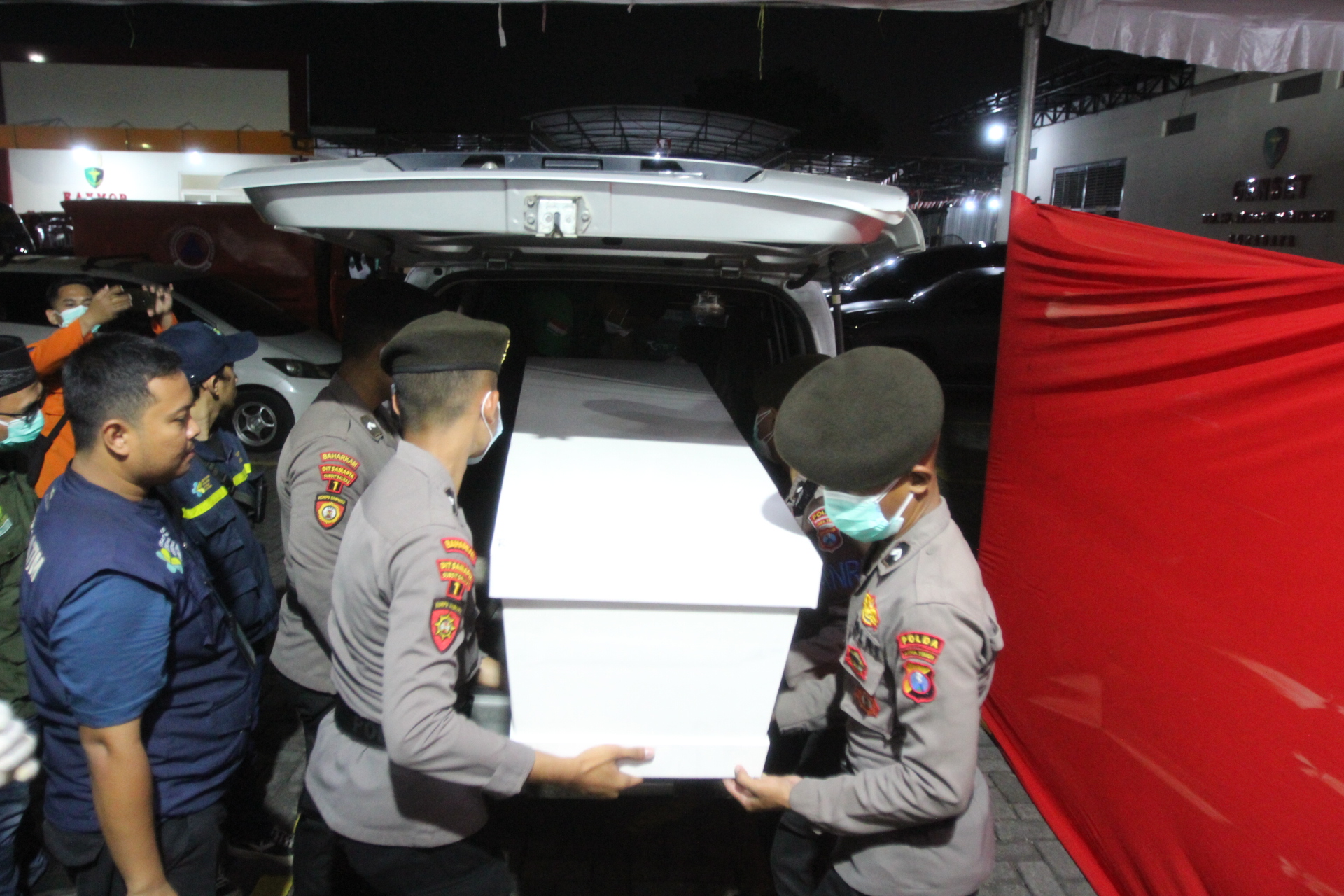 Petugas kepolisian Polda jatim mengangkat jenazah santri yang telah teridentifikasi untuk segera diserahkan ke pihak keluarga.&nbsp;