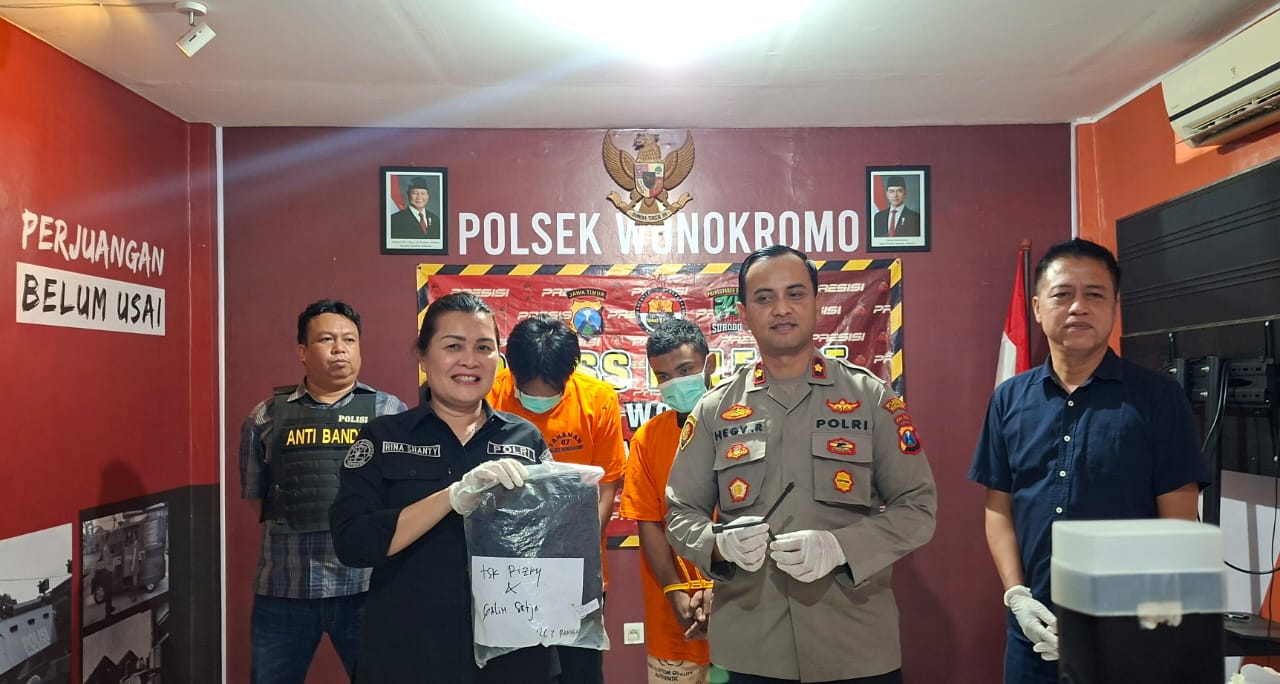 DIAMANKAN: Dua tersangka yang sudah diamankan Polsek Wonokromo. Polisi saat ini memburu dua temannya yang ikut serta saat mencuri motor di Jalan Gubeng Kertajaya, Surabaya.(M MAHRUS/RADAR SURABAYA)