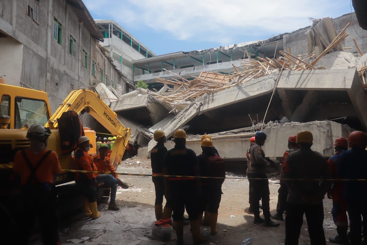Ambruknya bangunan musala Ponpes Al-Khoziny Sidoarjo merupakan tragedi bangunan ambruk terbesar di Indonesia dengan korban jiwa puluhan orang.