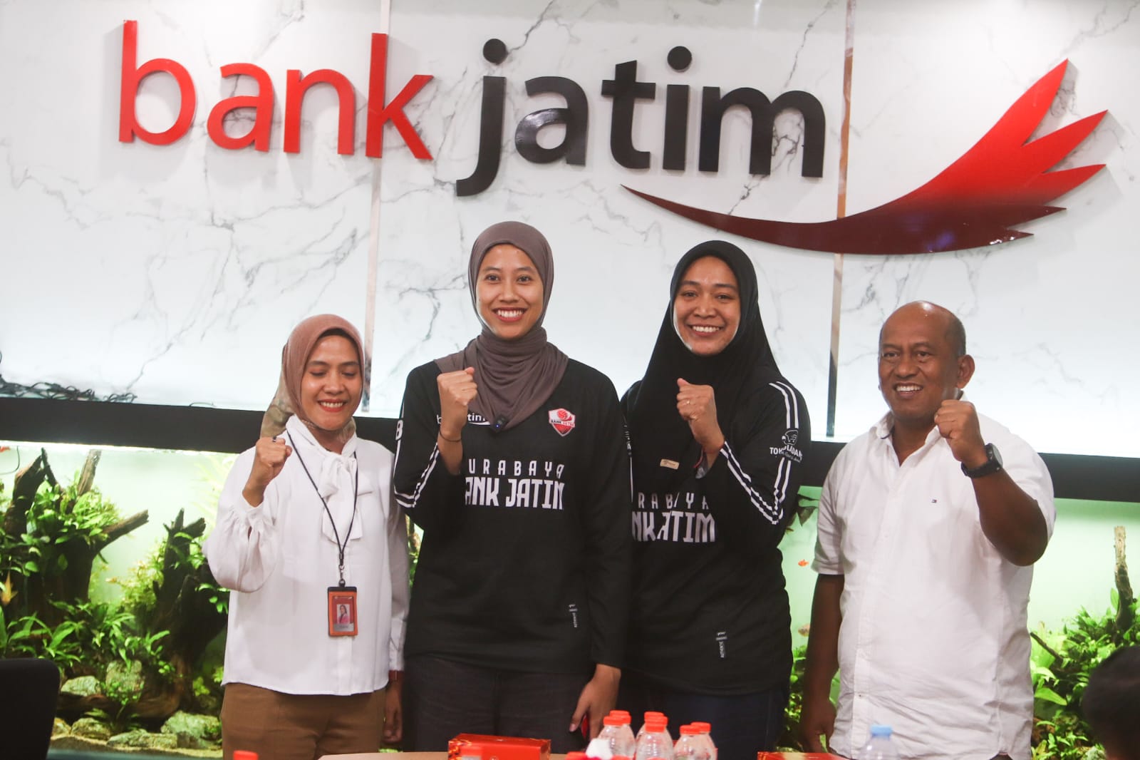 Megawati Hangestri Pertiwi bersama Johanes Koento dan Fenty Rischana (kiri).