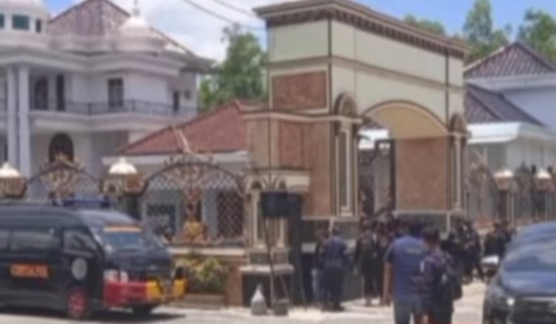 DISITA: Polda Jatim saat melakukan penyitaan di salah satu bangunan rumah milik oknum Kades di Bangkalan, Madura. Diduga terkait TPPU Narkoba.(IST/RADAR SURABAYA)