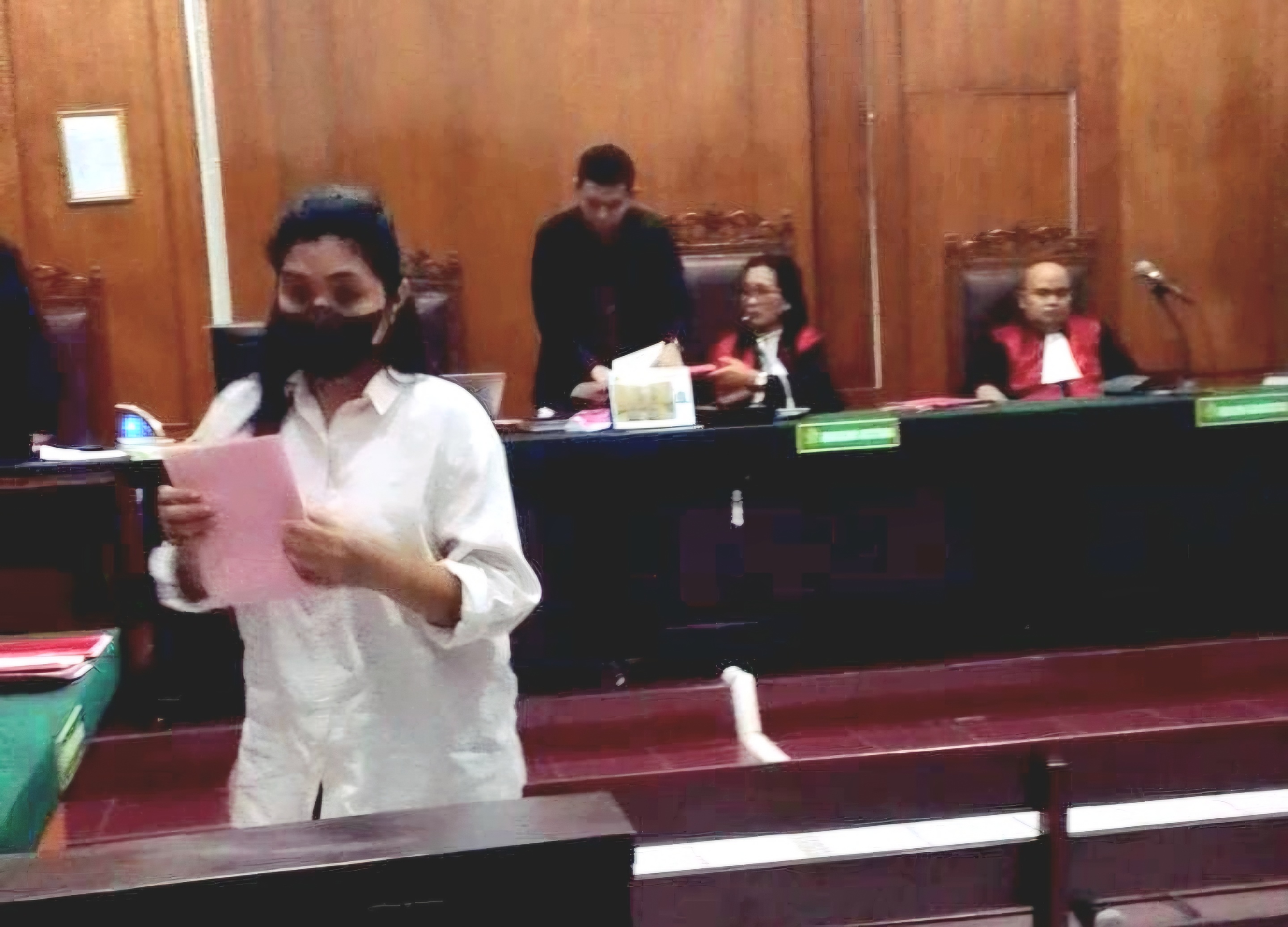 PROSES: Terdakwa Adelaeda disidang di PN Surabaya. Staf HRD ini dilaporkan usai melakukan penggelapan dana perusahaan di Surabaya.(SURYANTO/RADAR SURABAYA)