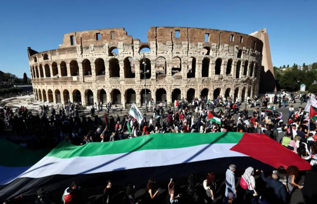 Demonstran pro-Palestina berpartisipasi dalam protes nasional untuk Gaza di luar Colosseum di Roma, Italia [Yara Nardi/Reuters]