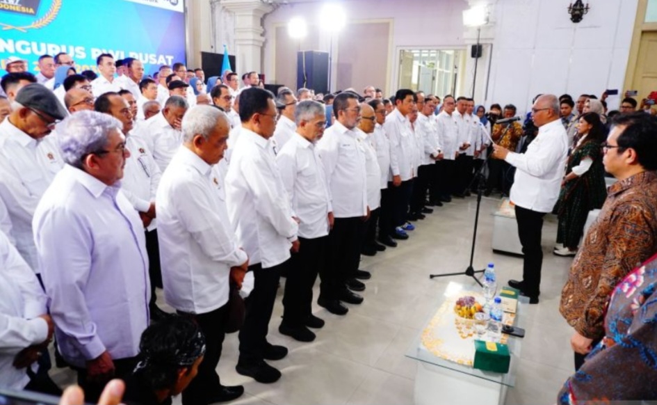 Ketua Umum PWI Pusat Akhmad Munir memimpin Pengukuhan Pengurus PWI Pusat Masa Bakti 2025-2030 di Monumen Pers Nasional Surakarta, Jawa Tengah, Sabtu (4/10/2025).