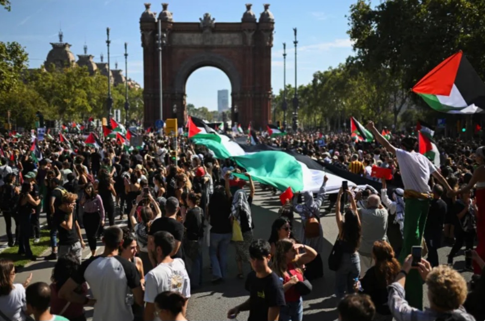 Protes  pro-Palestina, dan mengutuk intersepsi pasukan Israel terhadap kapal-kapal Global Sumud Flotilla yang bertujuan mencapai Gaza dan menerobos blokade laut Israel, di Barcelona, ​​Spanyol.