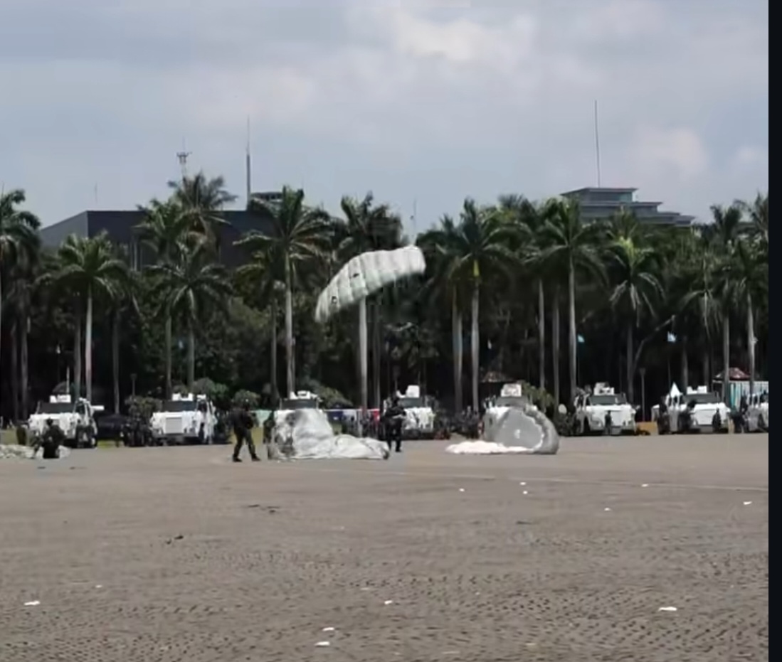 Detik-detik jatuhnya Praka Mar Zainal Mutaqin sempat terekam kamera ponsel.