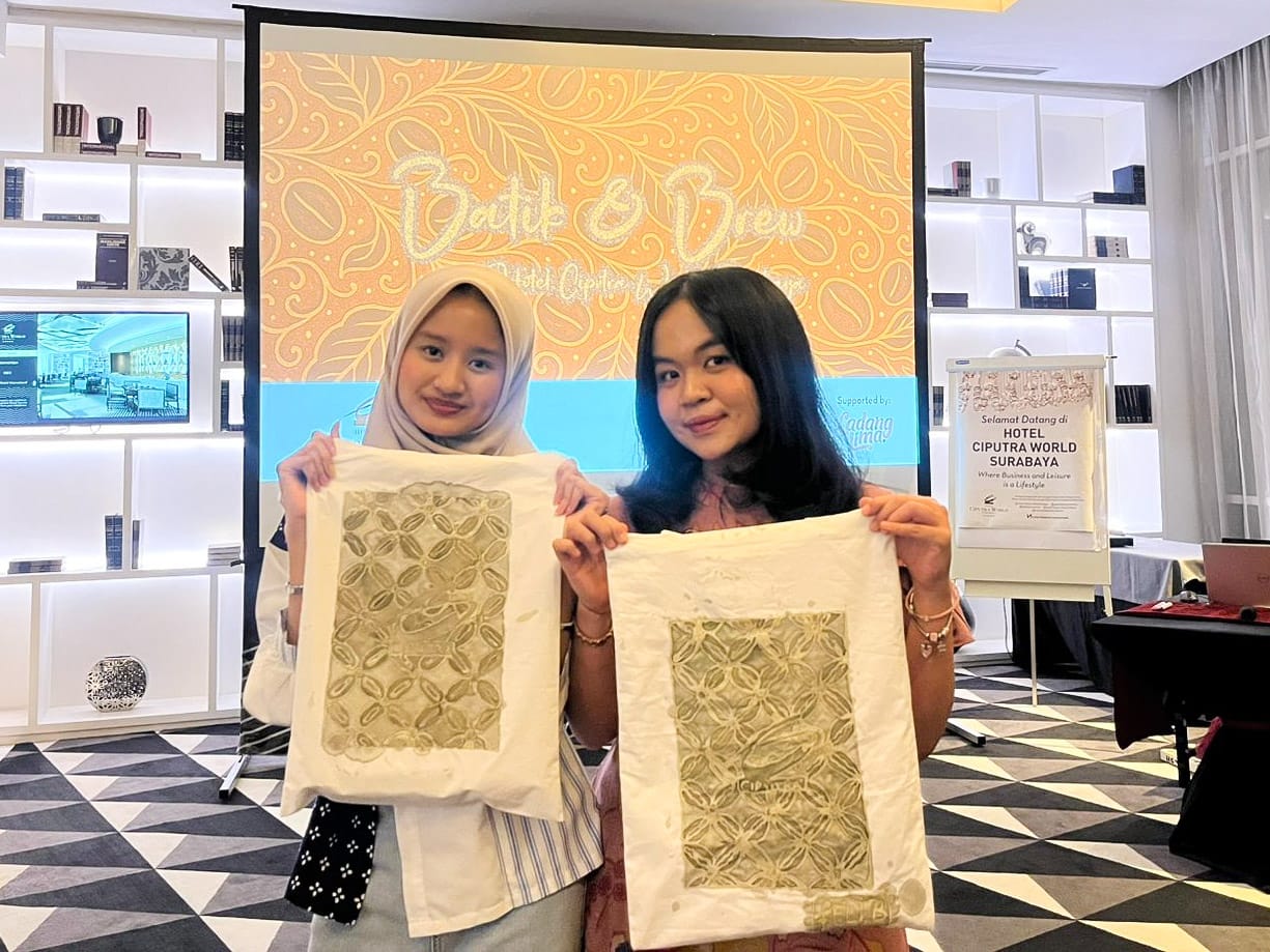 BATIK AMPAS KOPI: Para peserta workshop menunjukkan hasil karya mereka yakni Totebag yang telah dibatik dengan menggunakan ampas kopi, dalam workshop Batik and Brew di Hotel Ciputra World Surabaya
