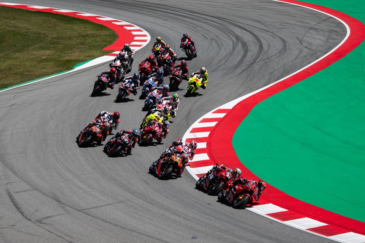 SPORTAINMENT: para pembalap MotoGP saat sprint race di Sirkuit Internasional Mandalika, Sabtu (4/10).