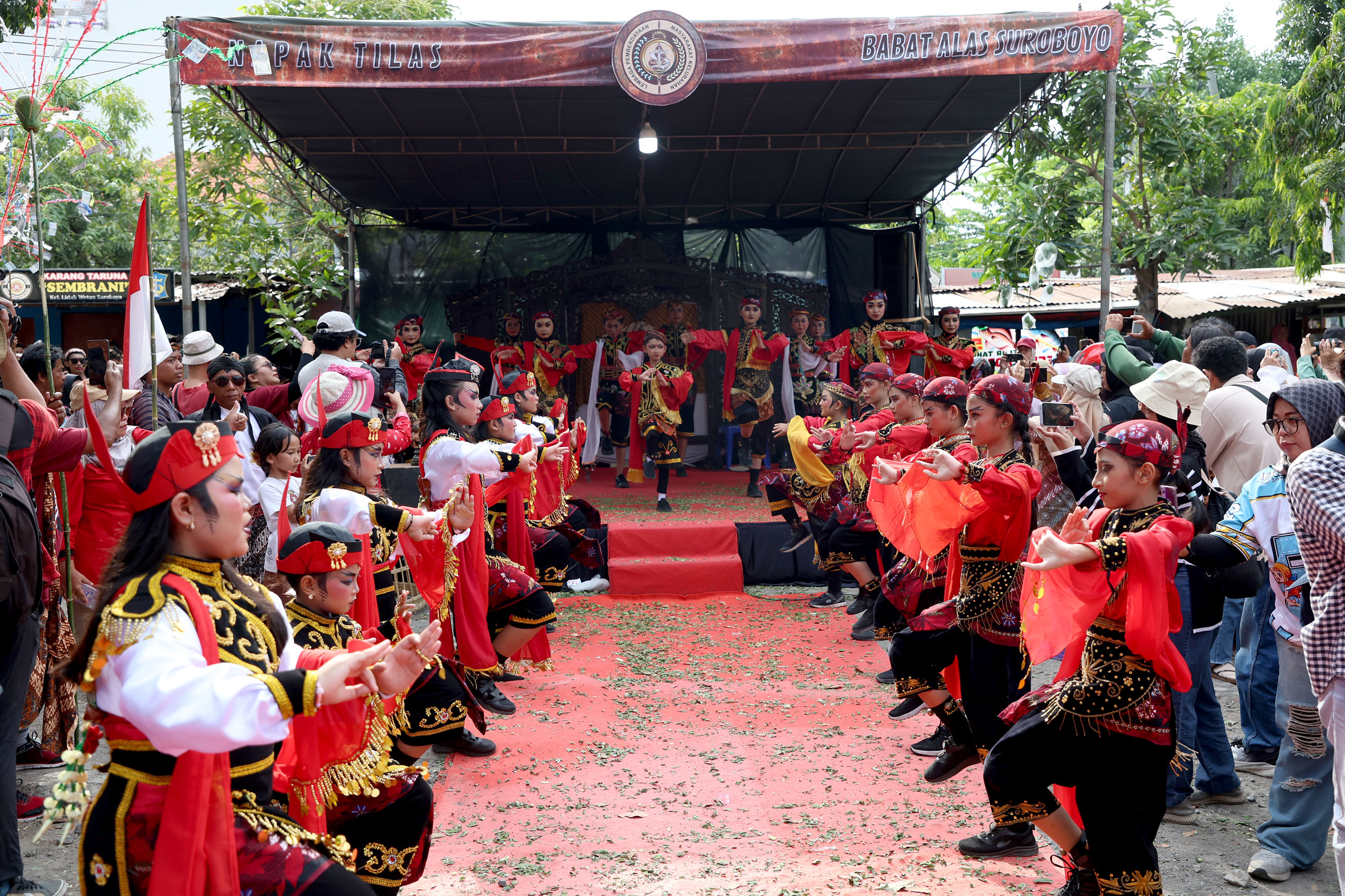 LESTARIKAN BUDAYA: Seribu penari remo pelajar dari berbagai sekolah di Surabaya yang tampil dalam kegiatan Sembrani Bumi Nusantara 2025.