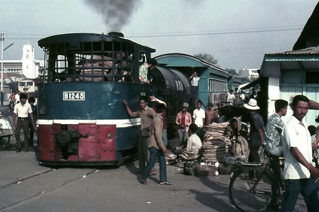 ALAT MOBILITAS: Salah satu trem uap yang sempat operasional di Kota Surabaya di kisaran tahun 1950-an. Alat transportasi ini sudah banyak yang menggunakannya.