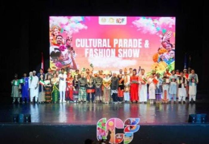 KOMPAK: Para mahasiswa dan pelajar saat tampil di panggung International Cultural Festival (ICF) yang digelar di Graha Sawunggaling, Kampus II Lidah Wetan Universitas Negeri Surabaya (Unesa).
