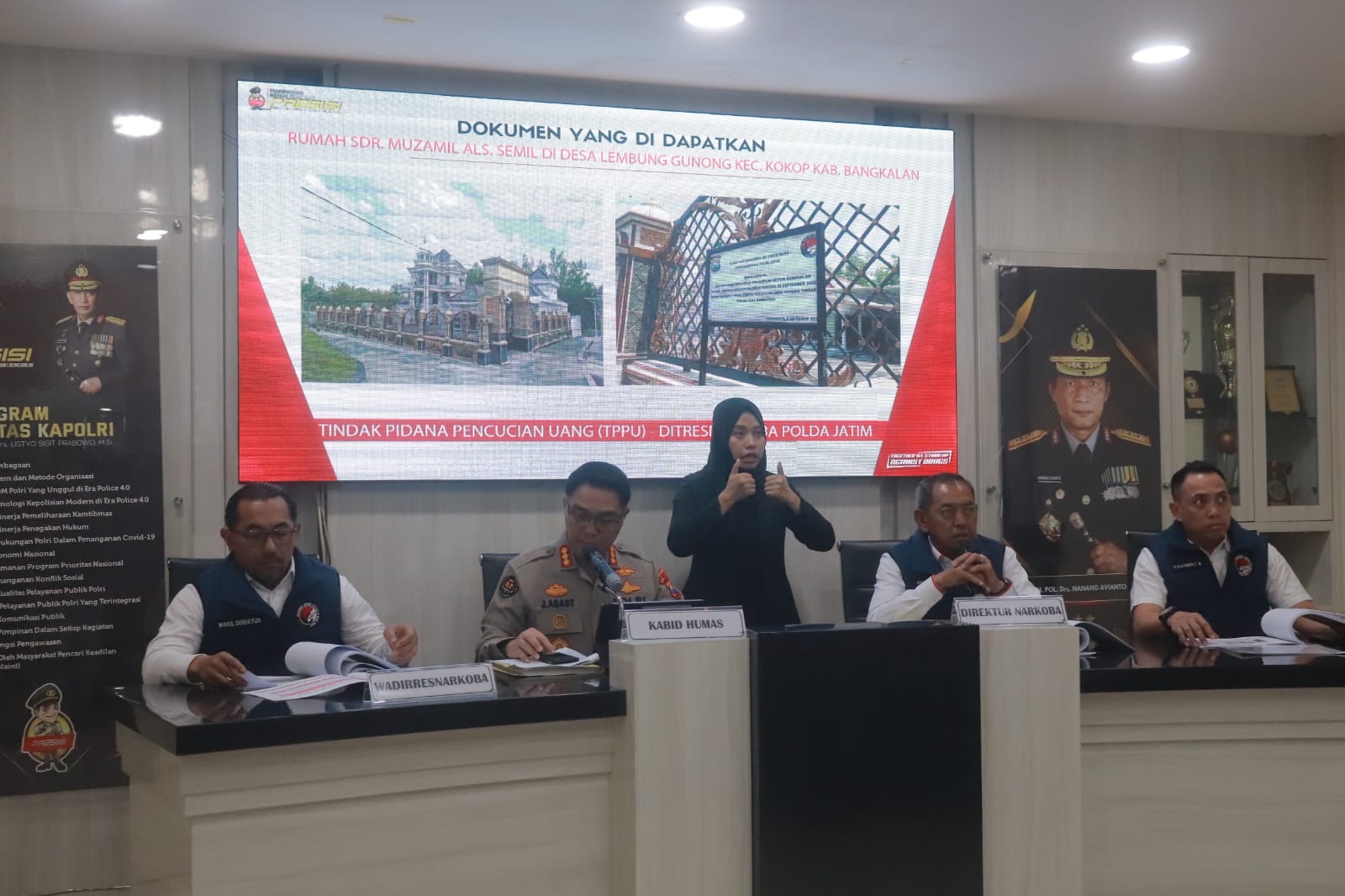 PENGUNGKAPAN: Ditresnarkoba Polda Jatim berhasil mengungkap kasus TPPU Kejahatan Narkoba Senilai Rp 30 Miliar selama tiga bulan.(SURYANTO/RADAR SURABAYA)