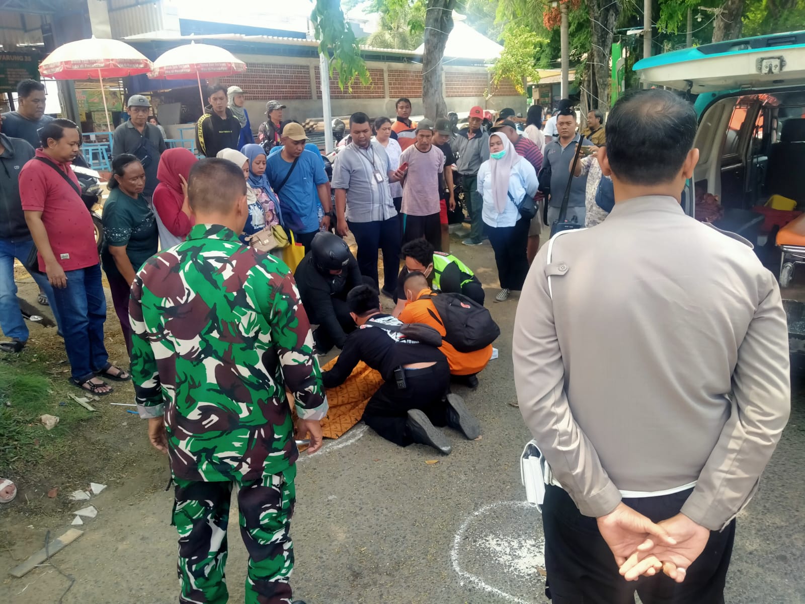 NAHAS: Petugas mengevakuasi pengendara motor yang meninggal dunia di Jalan Manyar, Surabaya, Senin (6/10).(IST/RADAR SURABAYA)
