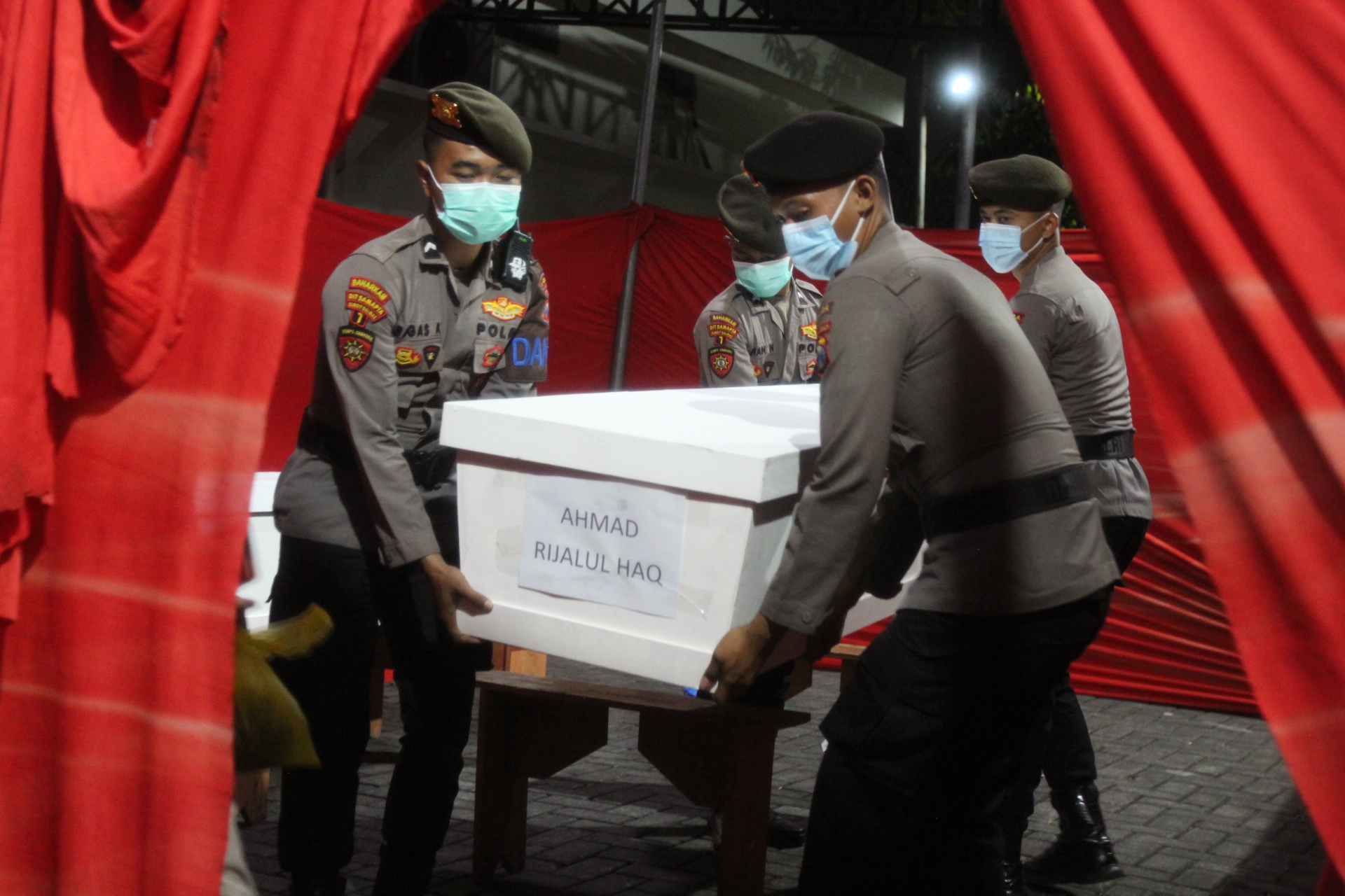 TERIDENTIFIKASI: Tim DVI Polda Jatim sudah menerima 55 kantong jenazah korban tragedi musala Ponpes Al Khoziny Sidoarjo. (MUNIR/RADAR SURABAYA)