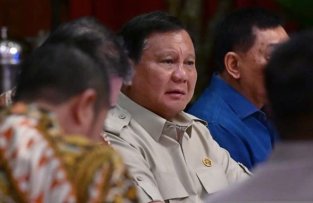 Presiden Prabowo Subianto memimpin rapat terbatas yang diikuti oleh sejumlah menteri dan kepala badan di kediaman pribadi Presiden, Jalan Kertanegara, Jakarta, Minggu (5/10/2025).