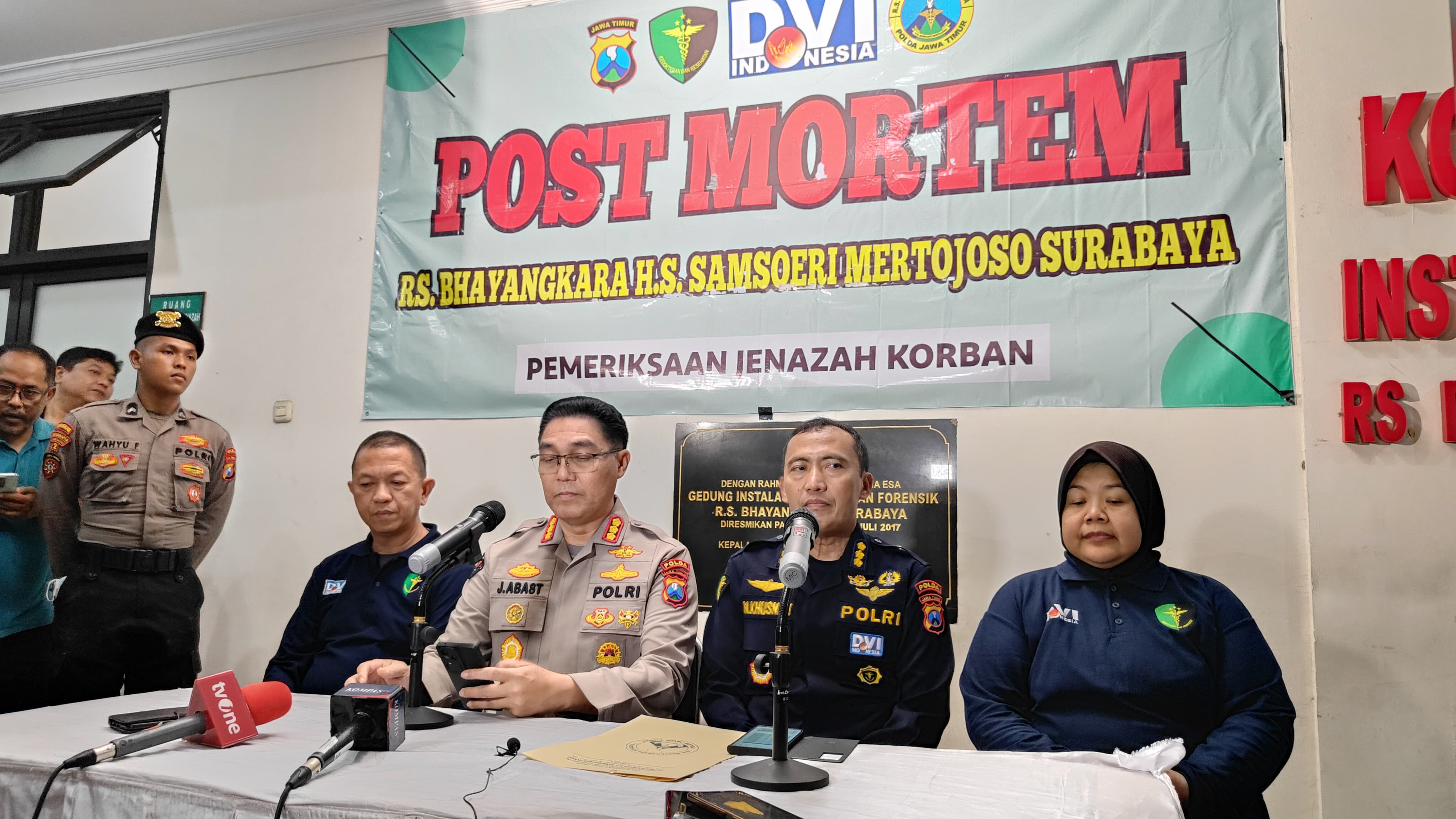 KETERANGAN: Tim DVI Polda Jatim berhasil mengidentifikasi 7 jenazah korban musala ambruk di Ponpes Al Khoziny, Buduran, Sidoarjo. (IST/RADAR SURABAYA)