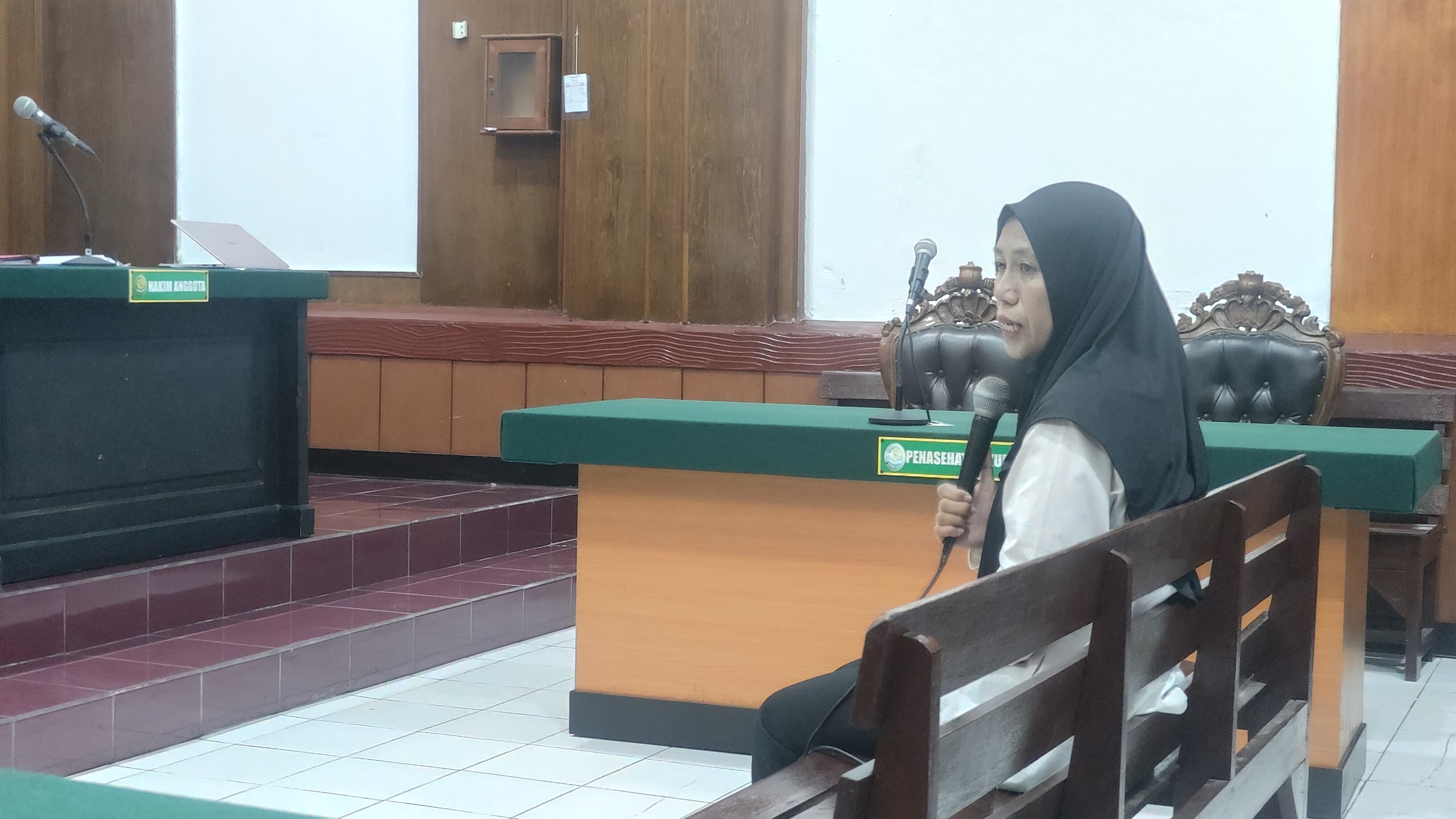DISIDANG: Terdakwa saat menjalani sidang di PN Surabaya. Ia menggelapkan uang yayasan di Surabaya senilai Rp 2,4 Miliar.(SURYANTO/RADAR SURABAYA)
