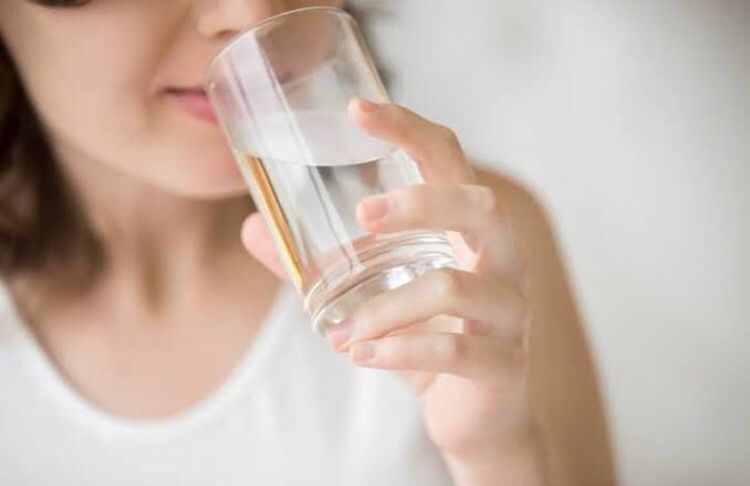 Minum air putih bantu kenyang lebih lama dan turunkan berat badan.