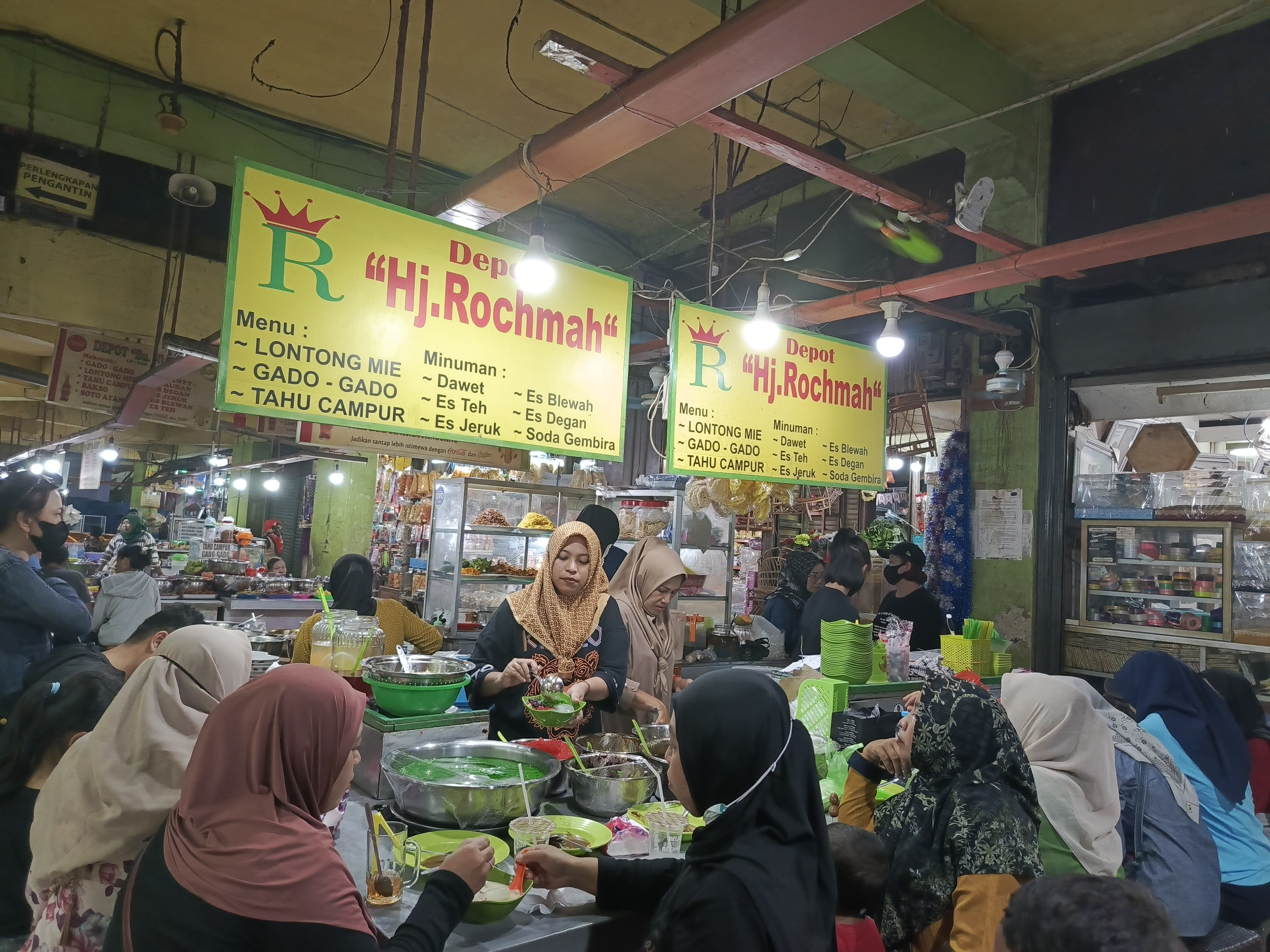 RAMAI: Suasana di stan Hj Rochmah yang menjual beraneka ragam kuliner khas Surabaya di Pasar Blauran.