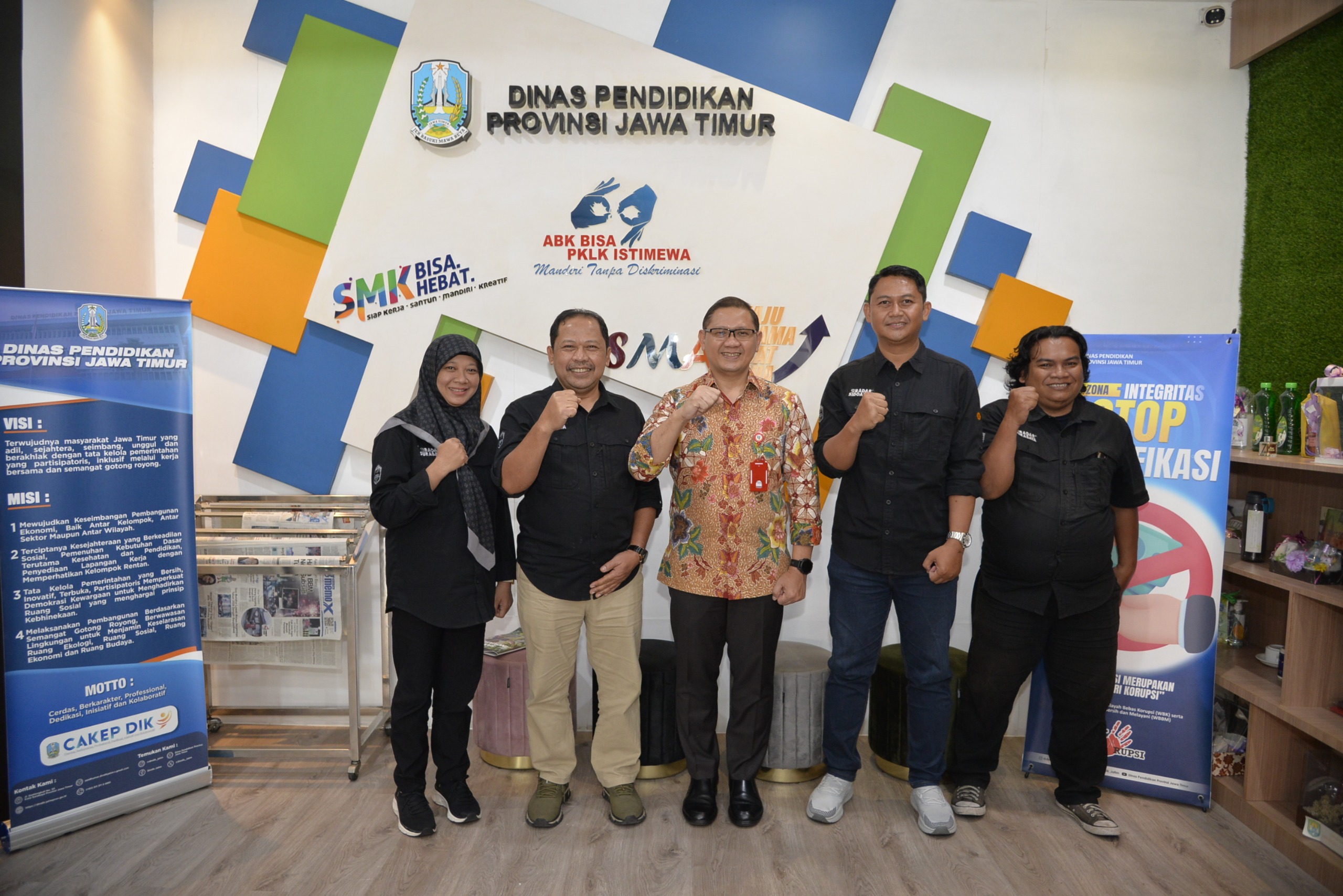 SINERGITAS: Direktur Radar Surabaya Lilik Widyantoro (dua dari kiri) bersama tim saat bertemu Kepala Dinas Pendidikan Jatim Aries Agung Paewai (tengah).