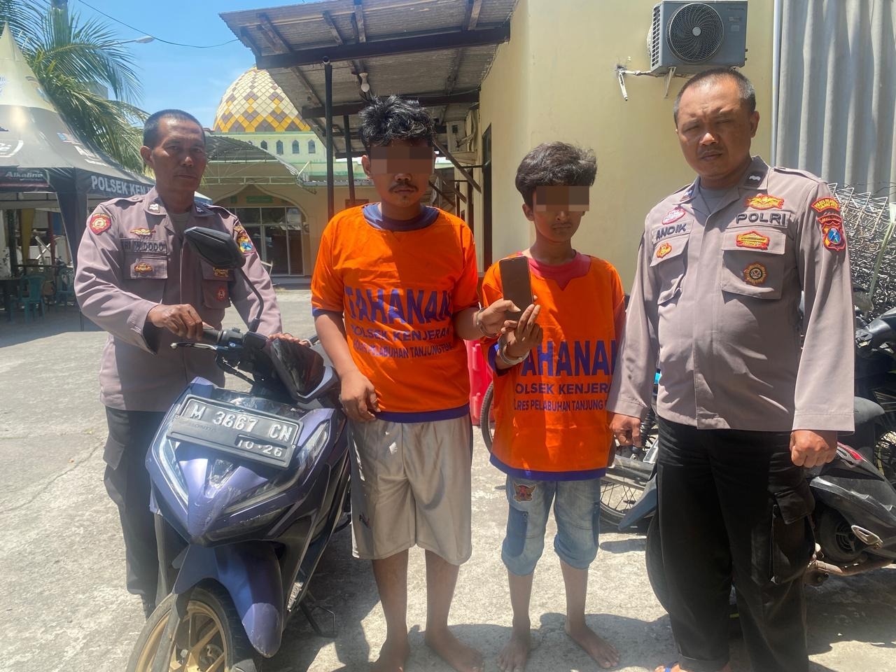 DIAMANKAN: Dua tersangka jambret HP diamankan Polsek Kenjeran usai beraksi di Jembatan Kedinding Lor, Surabaya. (IST/RADAR SURABAYA)