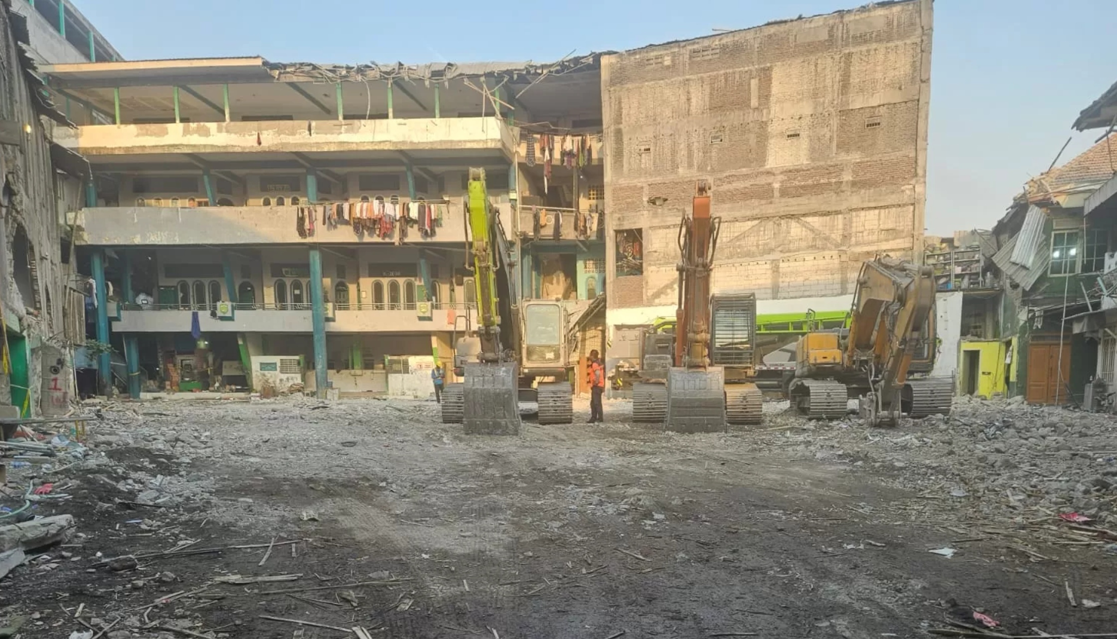 SUDAH BERSIH: Lahan bekas bangunan musala Ponpes Al Khoziny Sidoarjo setelah bersih dari reruntuhan.