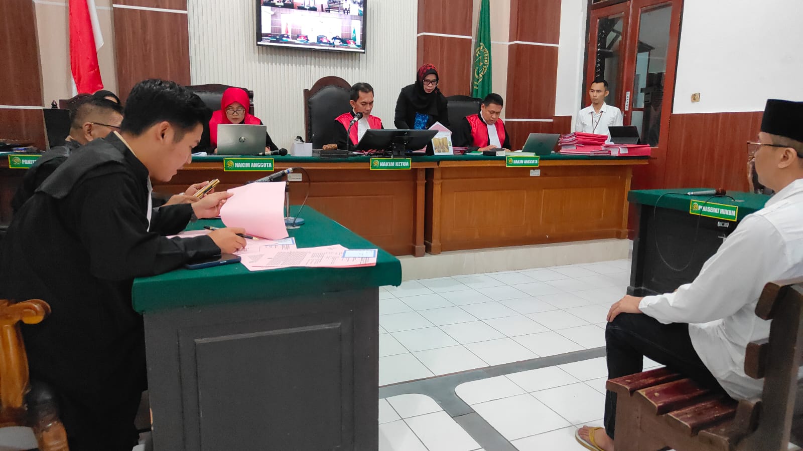 SIDANG: Terdakwa Oni warga Rungkut, Surabaya, ditangkap usai menyimpan senpi rakitan. (IST/RADAR SURABAYA)