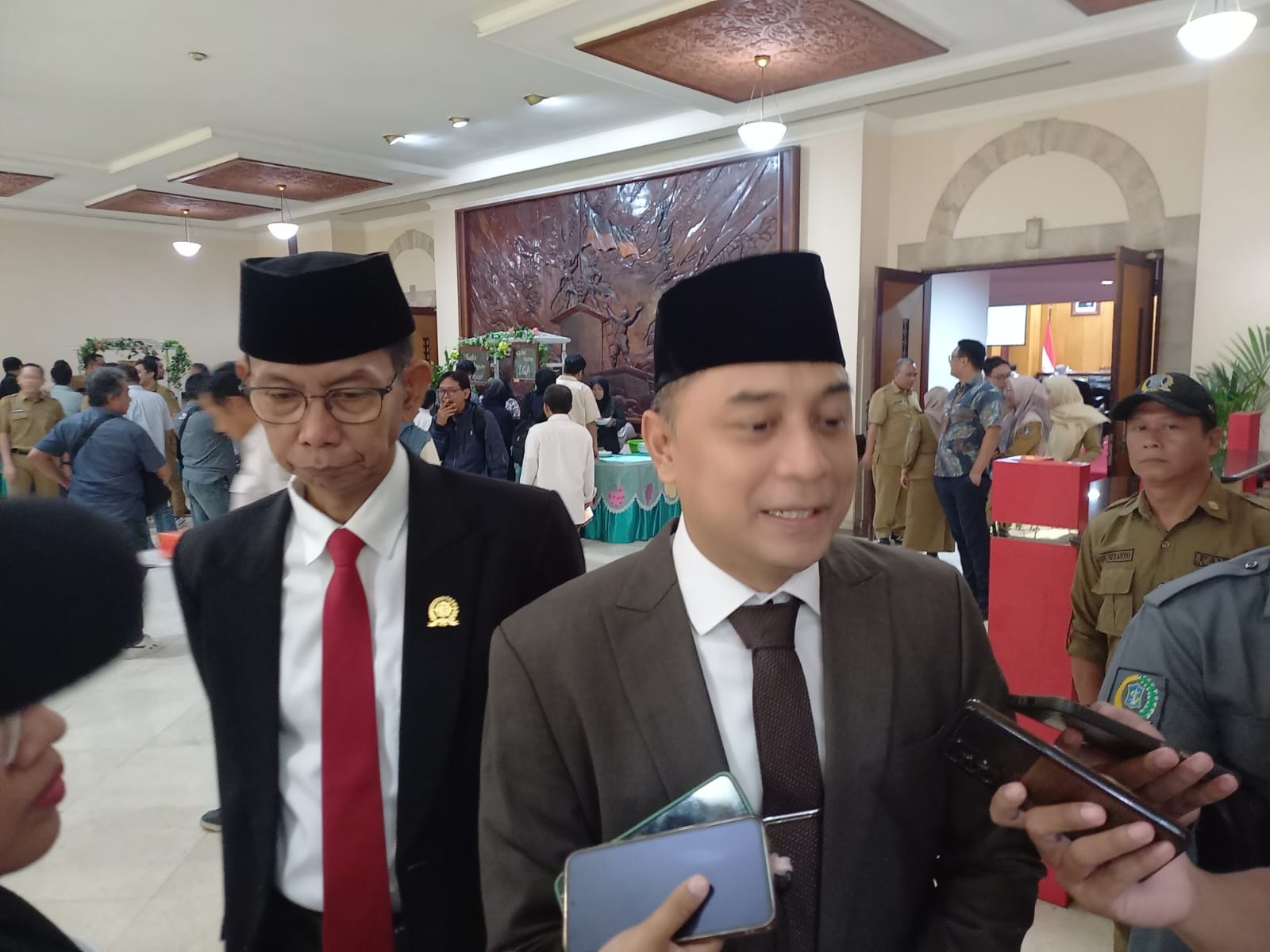 Wali Kota Surabaya Eri Cahyadi  memberi penjelasan kepada awak media. (IST)