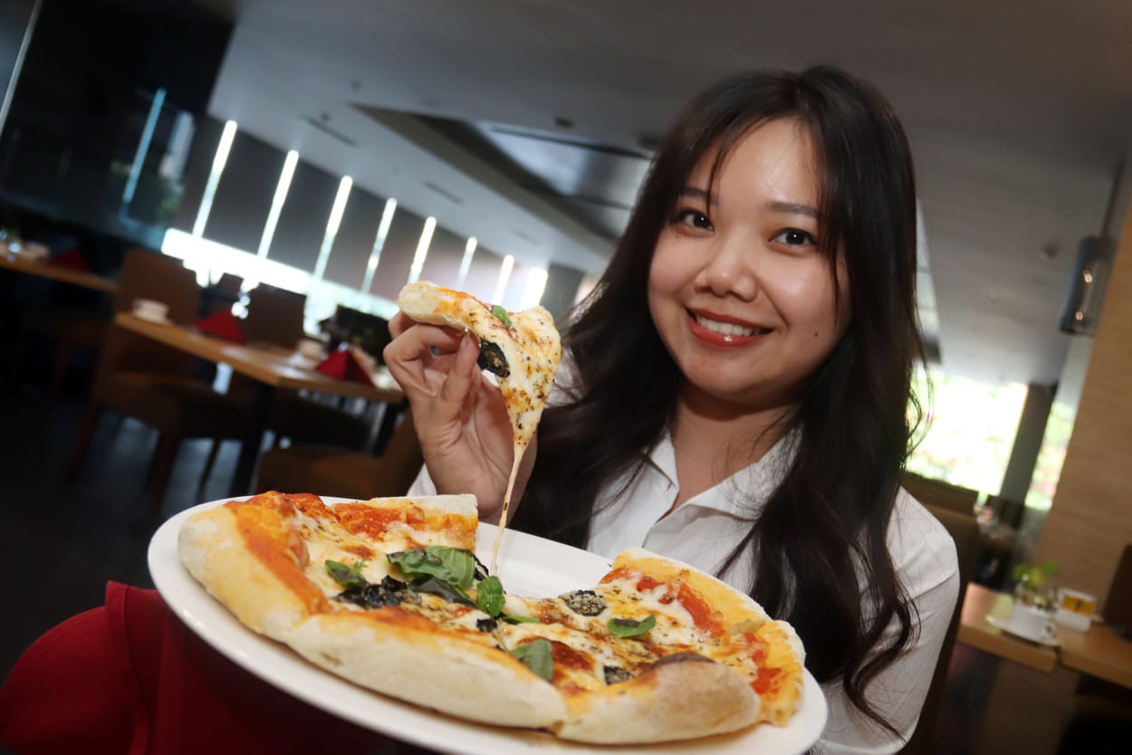 SEHAT: Pengunjung menikmati sajian pizza sehat, yang menggunakan ragi alami yakni Sourdough yang aman untuk lambung dan memberikan cita rasa Italian yang berbeda, di Hotel Santika Gubeng, Surabaya