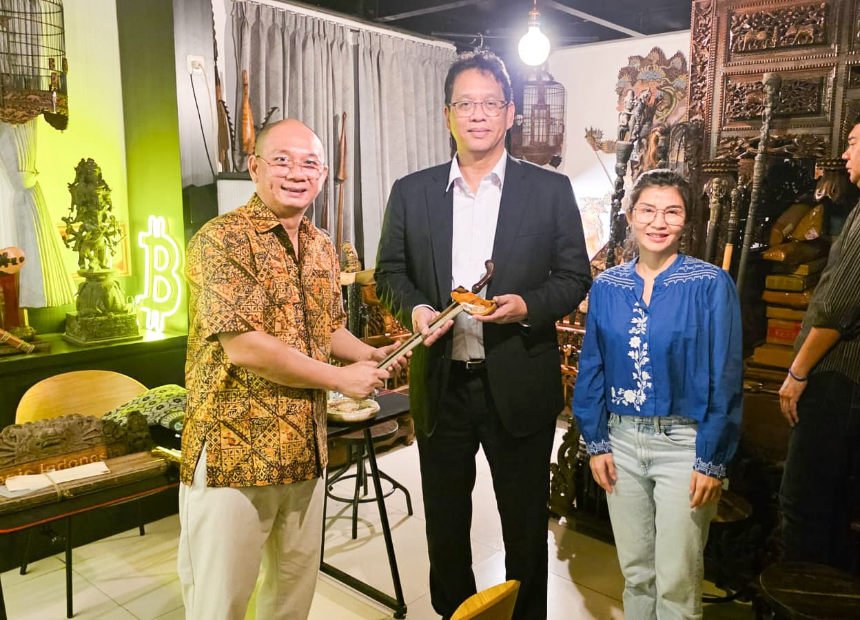 LESTARI BUDAYA: KRA Rivo Cahyono Setyonegoro (kiri) menyerahkan Pusaka Kyai Udan Mas kepada Menkeu Purbaya Yudhi Sadewa sebagai simbol pelestarian budaya nusantara.