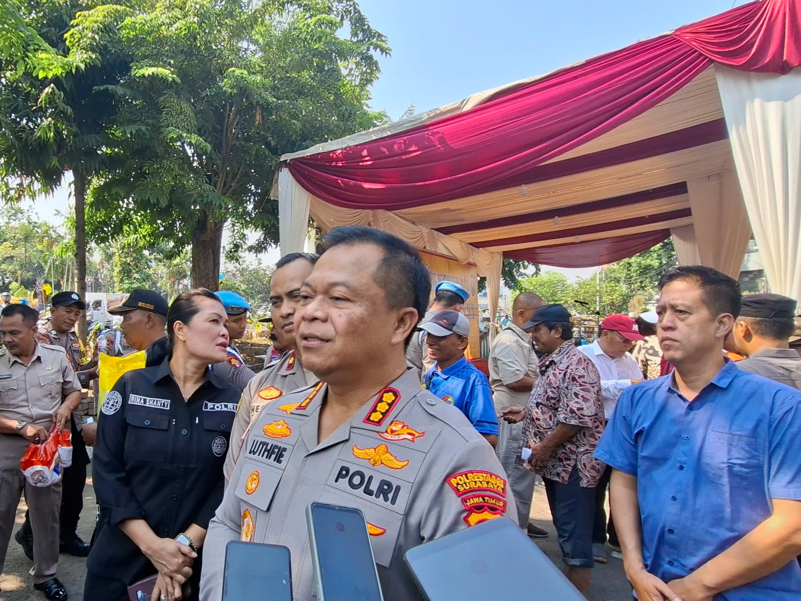 KEAMANAN: Pasca diserang perusuh, warga bangun pagar Polsek Wonokromo. Kapolrestabes Surabaya turun melalukan peletakkan batu pertama. (M MAHRUS/RADAR SURABAYA)