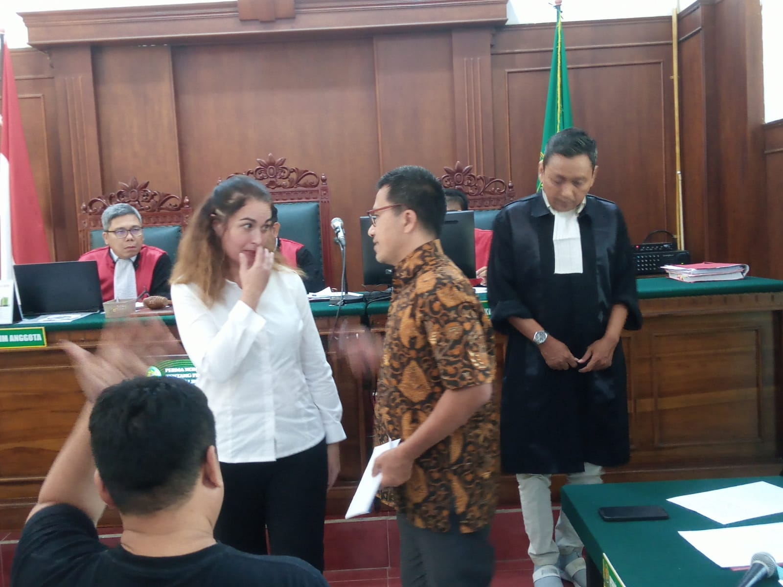 KOORDINASI: WNA asal Belanda ditangkap membawa kokain dan serbuk DMT di Surabaya.(IST/RADAR SURABAYA)