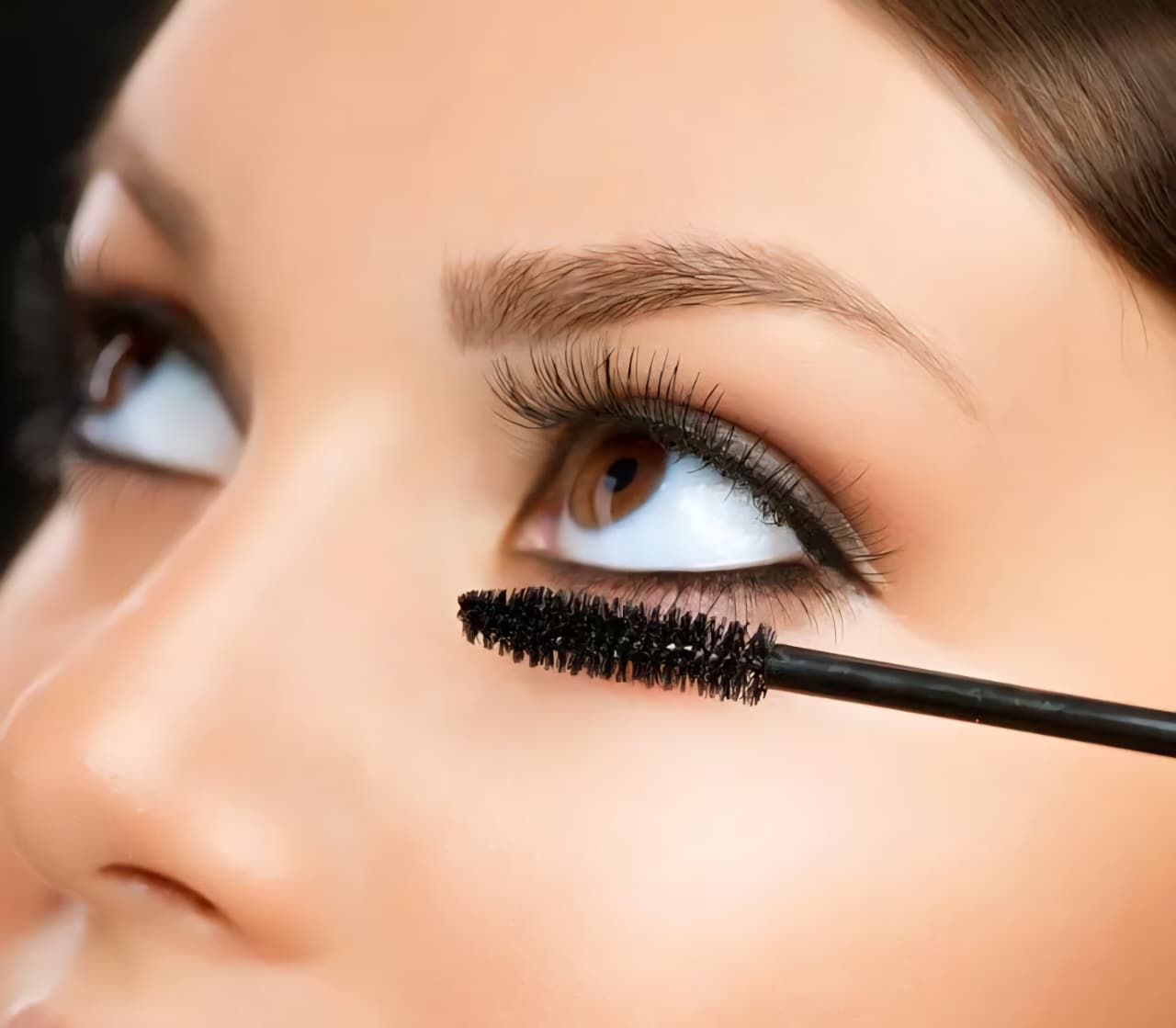 Penggunaan makeup mata dan lensa kontak berlebihan dapat memicu iritasi, infeksi, hingga gangguan serius pada kornea.