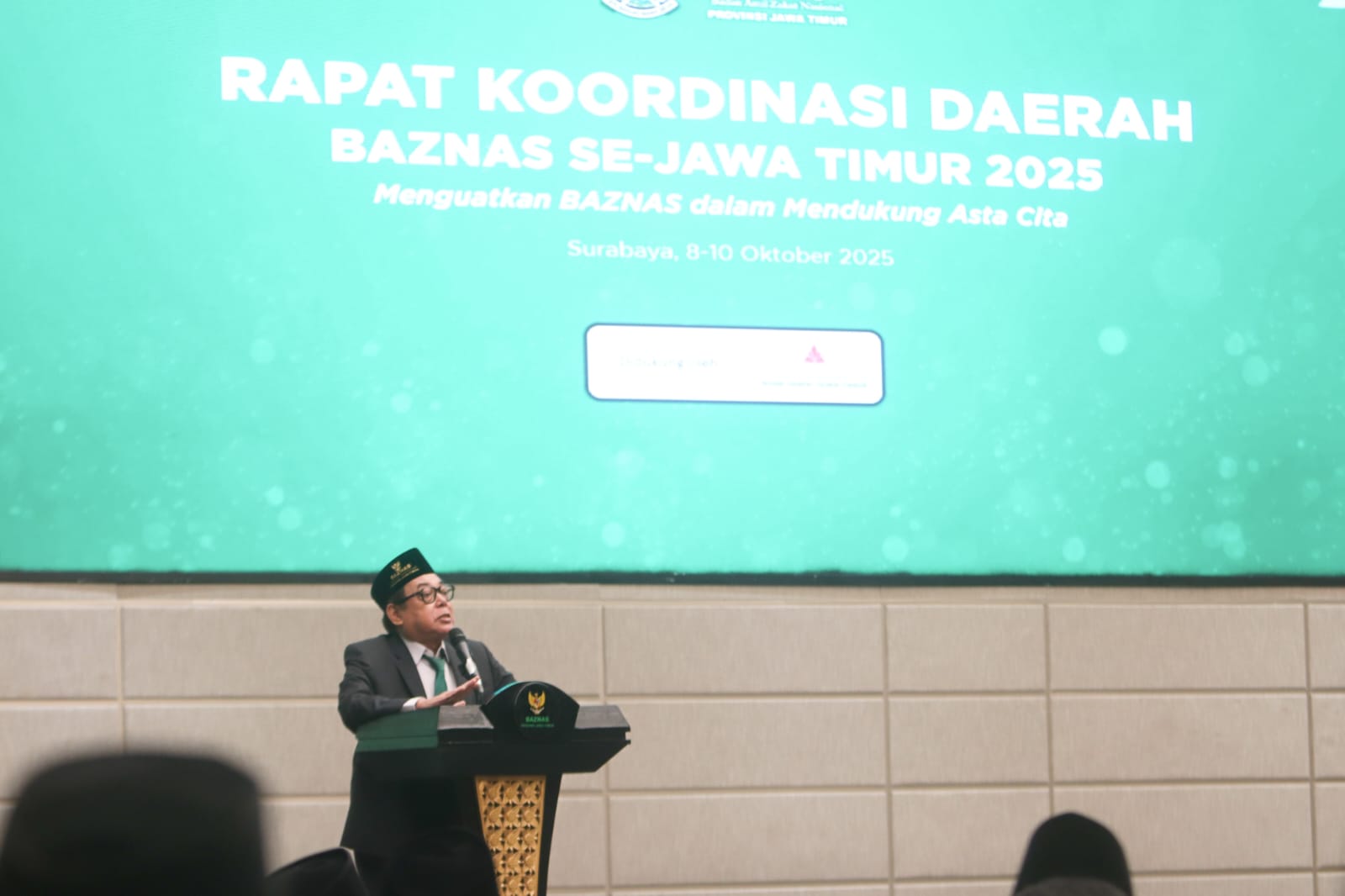 DUKUNG ASTA CITA: Ketua Baznas Jawa Timur KH Ali Maschan Moesa saat menyampaikan sambutan dalam Rakorda Baznas se-Jatim 2025.